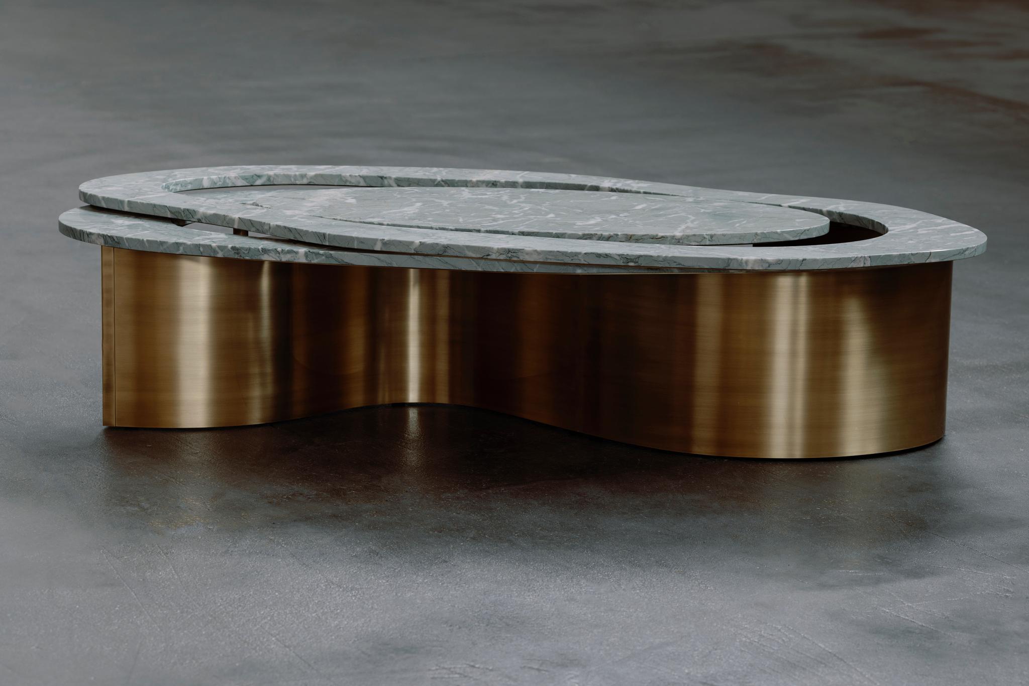 Tavolino Benagil, collezione Contemporary, realizzato a mano in Portogallo - Europa di Greenapple.

Il tavolino da caffè in marmo Benagil è una magistrale espressione di artigianato, dove la delicata precisione incontra un design esclusivo. Ispirato