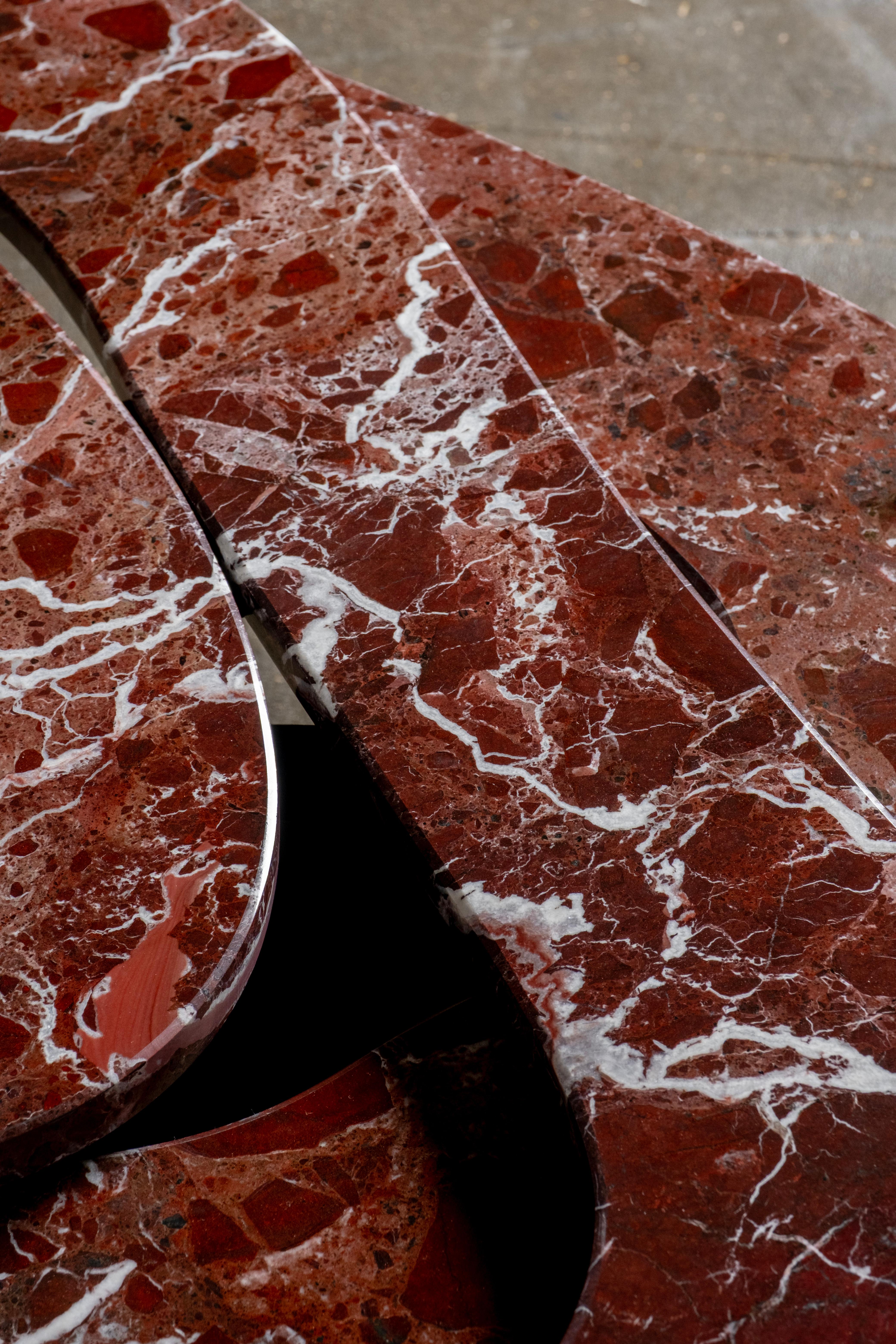 Mesa de centro contemporánea Benagil, mármol Rosso Levanto, hecha a mano por Greenapple Latón en venta