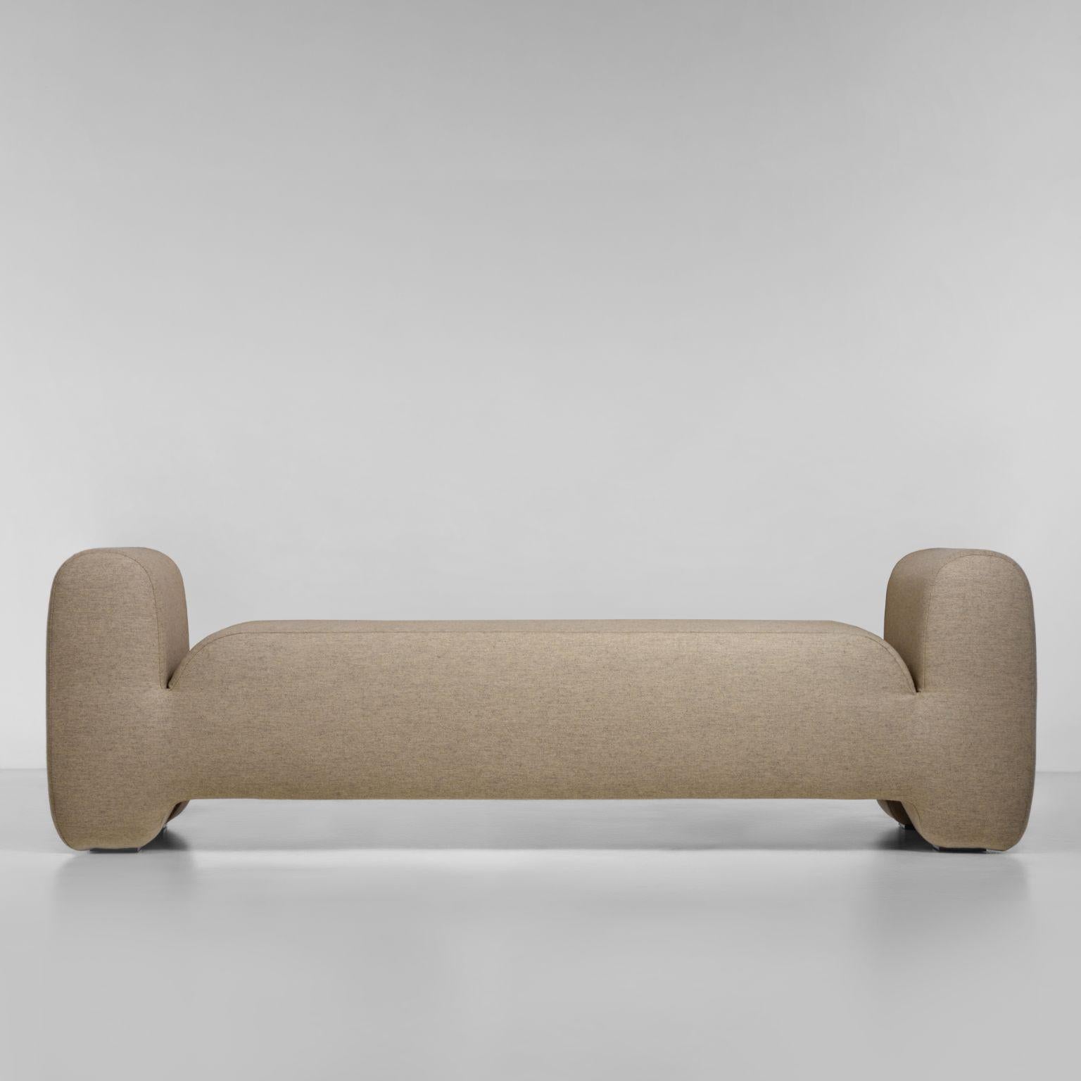 Zeitgenössische Bank von FAINA
Entwurf: Victoriya Yakusha
Material: Textilien, Schaumgummi, Sintepon, Holz, Sperrholz
Abmessungen: 62 x 180 x 55 cm
Gewicht: 27 kg.
   

Auf der Suche nach neuen-alten Designbotschaften hat Victoria Yakusha eine