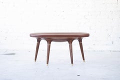 Banc contemporain en noyer sculpté avec finition naturelle, laiton et cuir