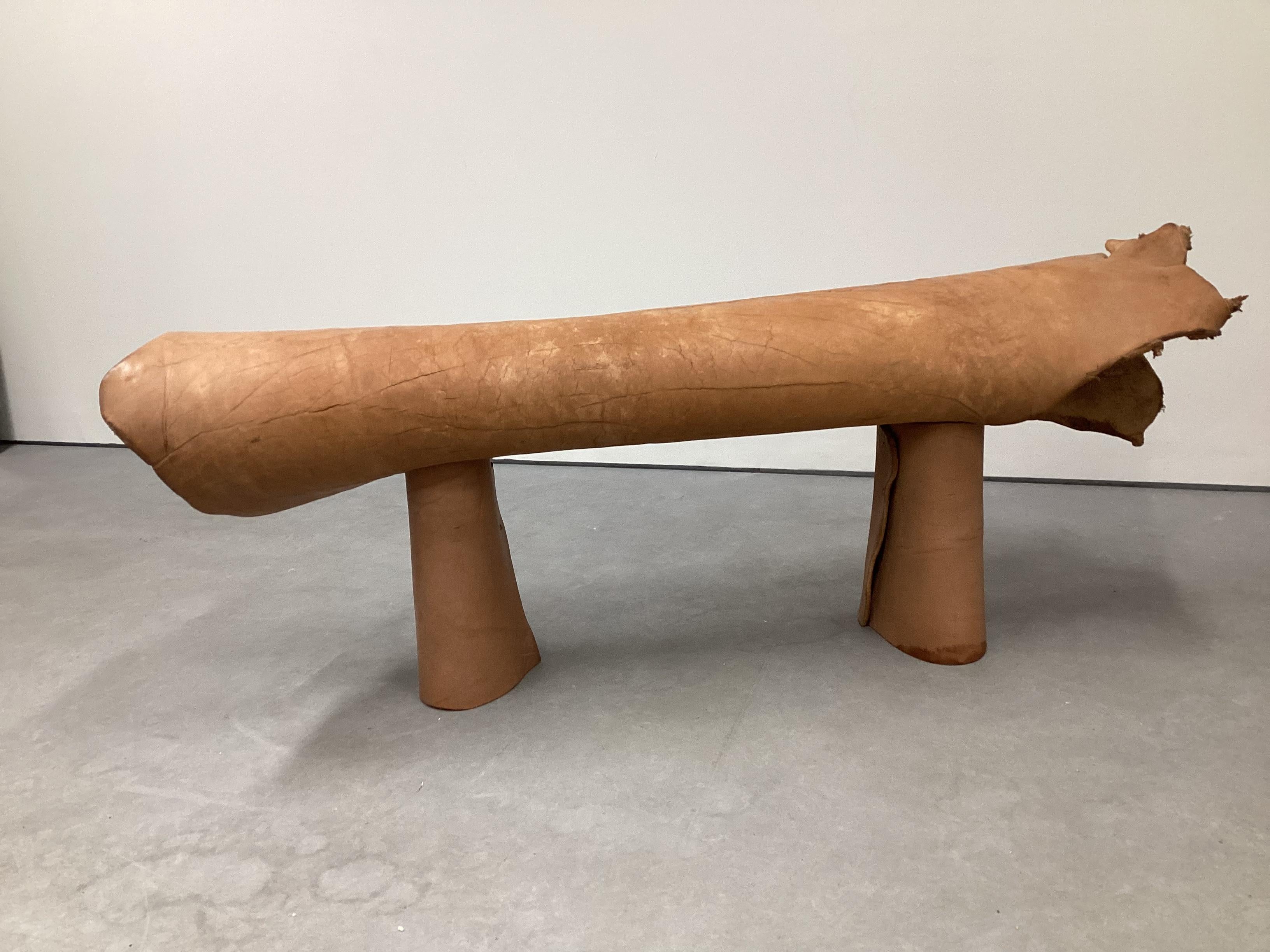 Banc contemporain revêtu de cuir de buffle de Sicile sur une structure interne en bois de pin massif. Fabriqué à la main avec des lignes épurées et minimalistes, il offre une tactilité chaleureuse, une variation de grain naturel et une assise qui