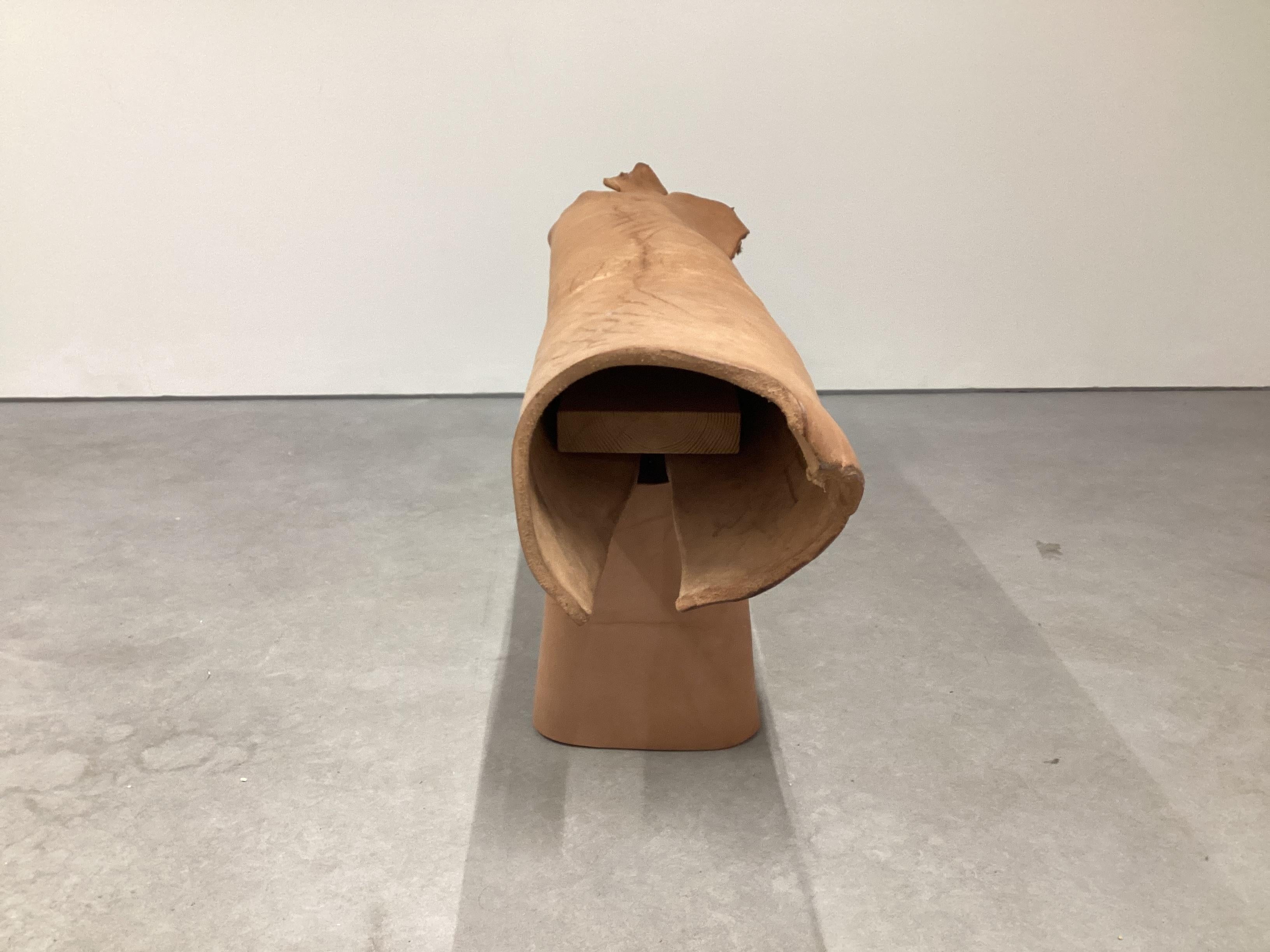 Espagnol Banc contemporain en cuir de buffle de Sicile avec structure en bois de pin en vente