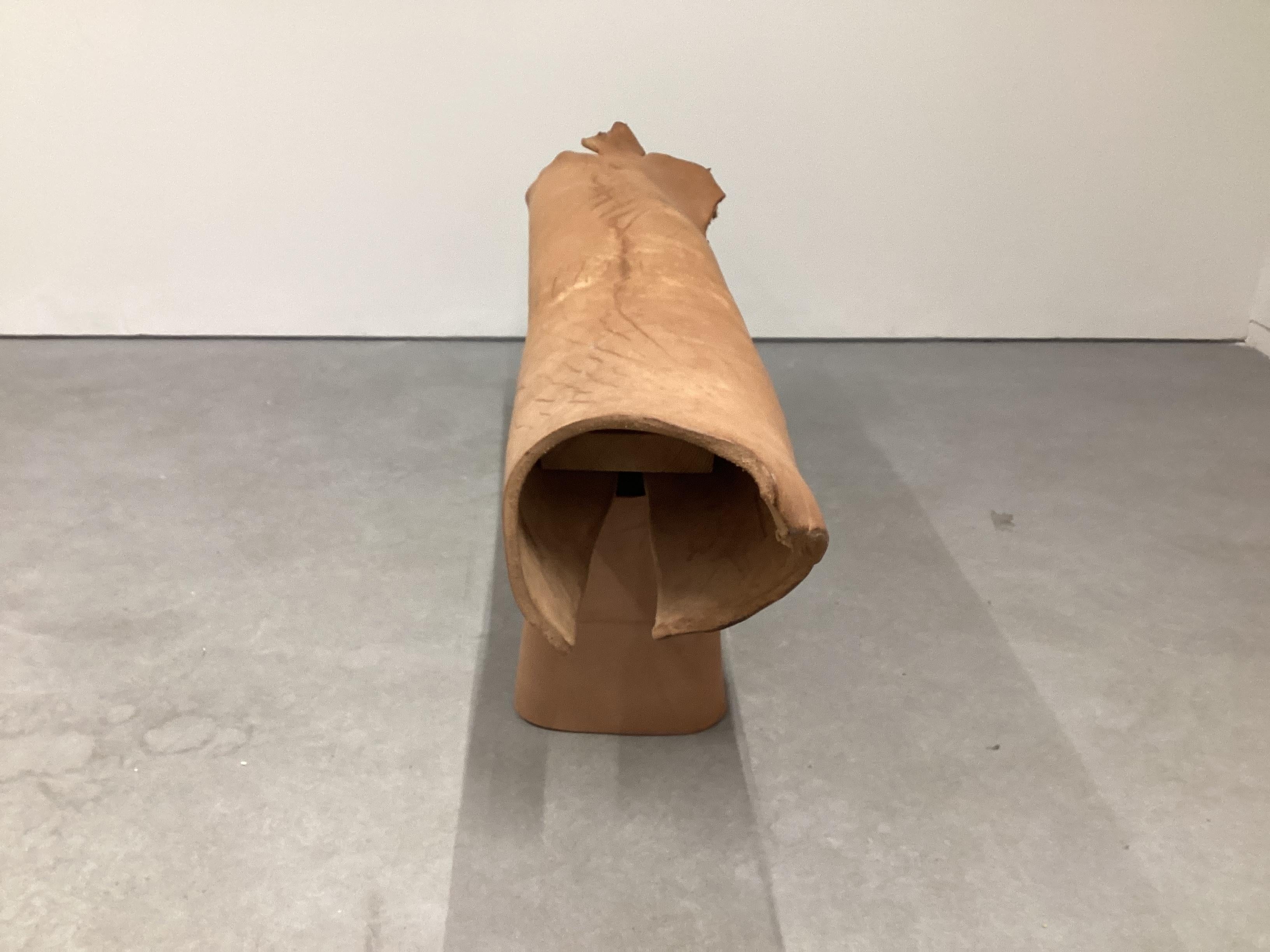 Banc contemporain en cuir de buffle de Sicile avec structure en bois de pin Excellent état - En vente à Barcelona, ES