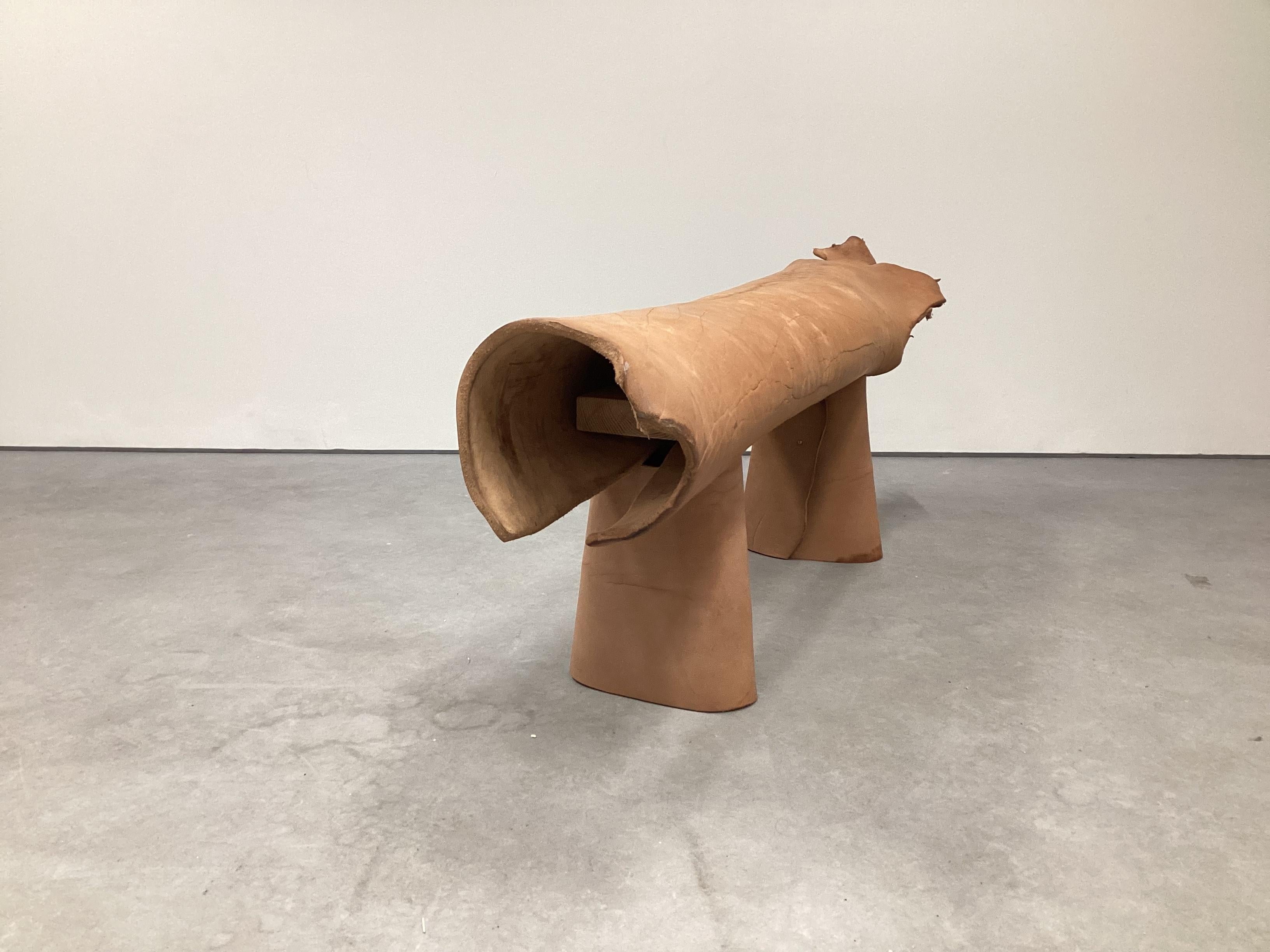 XXIe siècle et contemporain Banc contemporain en cuir de buffle de Sicile avec structure en bois de pin en vente