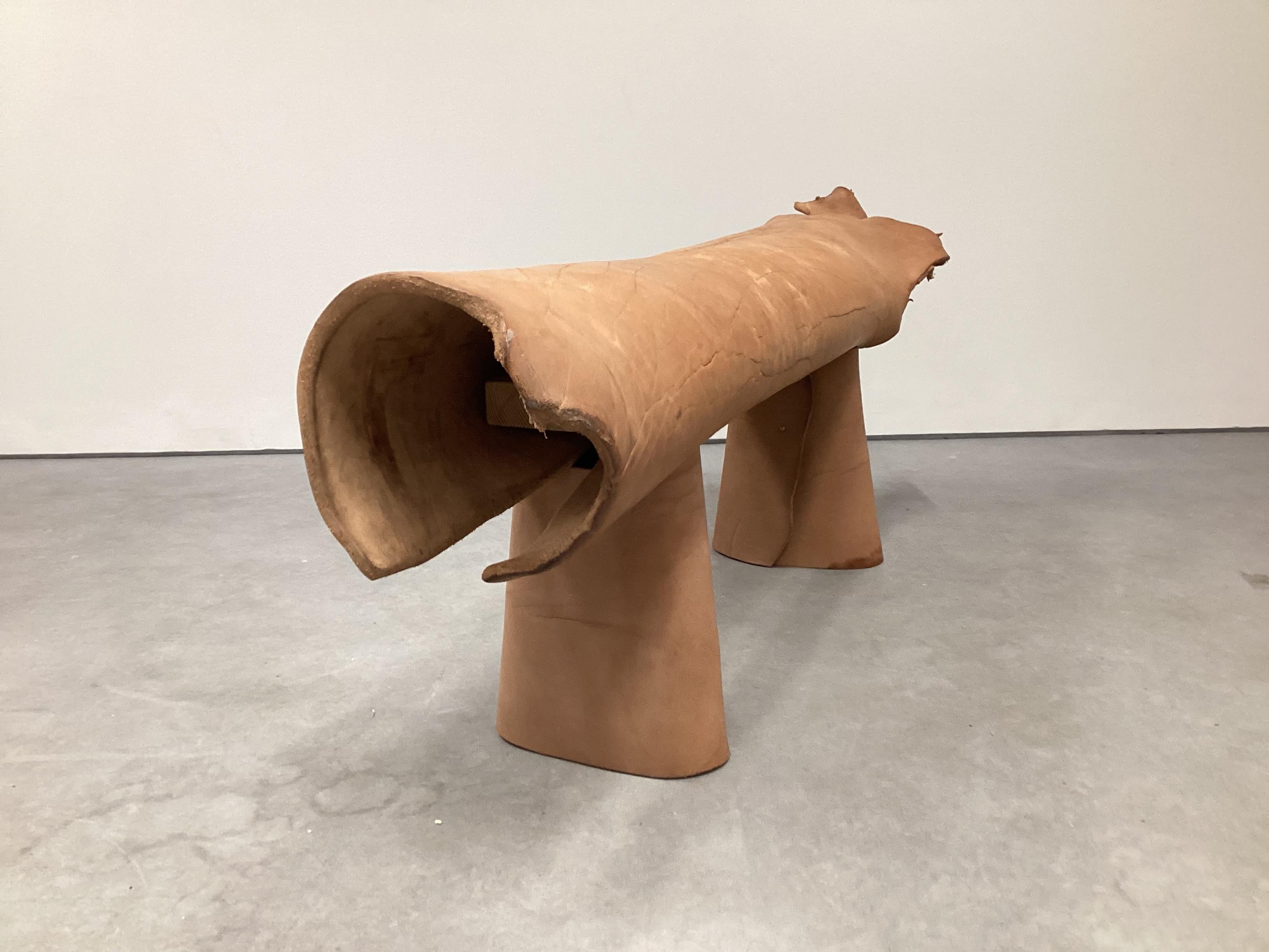 Cuir Banc contemporain en cuir de buffle de Sicile avec structure en bois de pin en vente