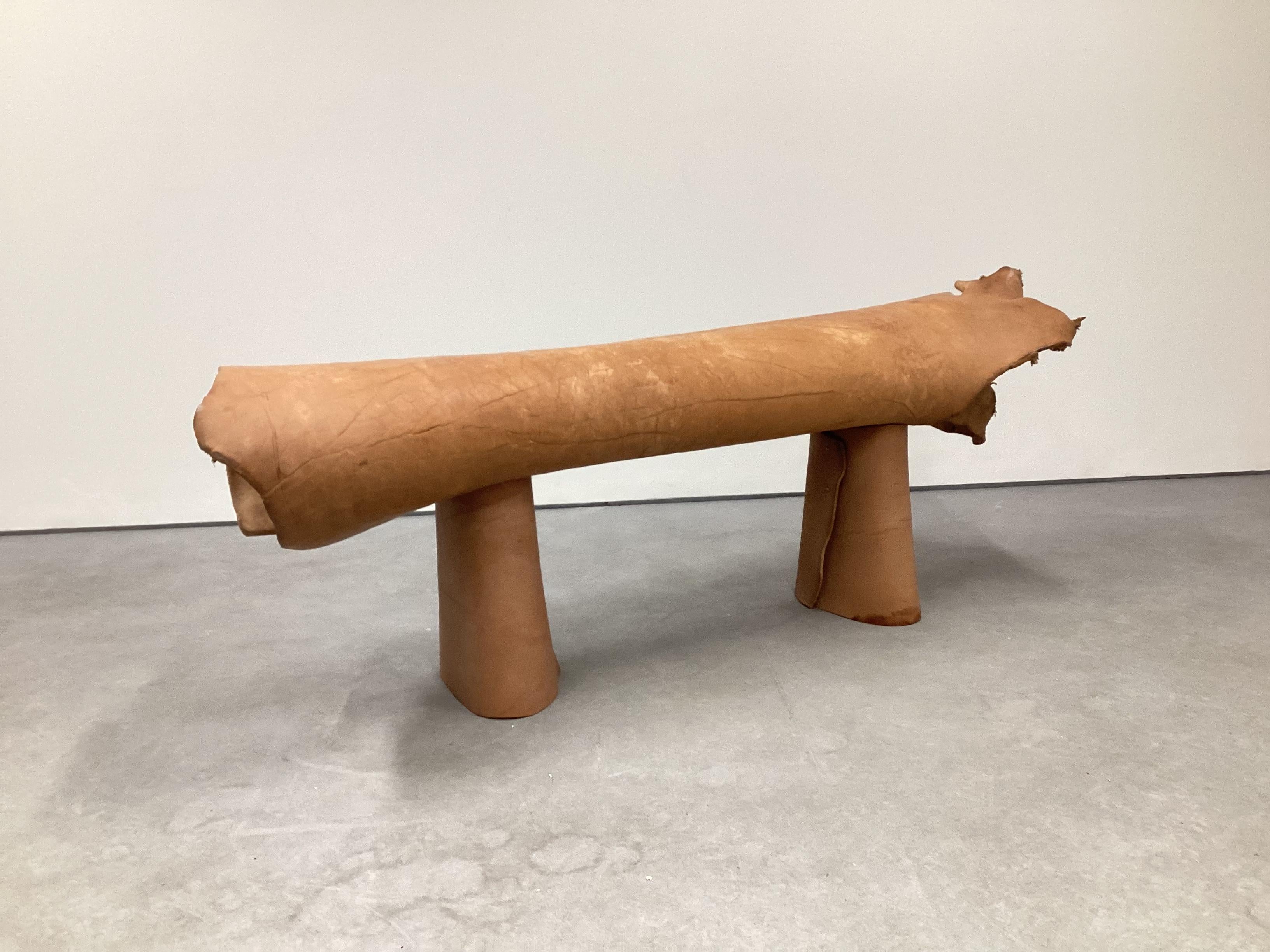 Banc contemporain en cuir de buffle de Sicile avec structure en bois de pin en vente 1