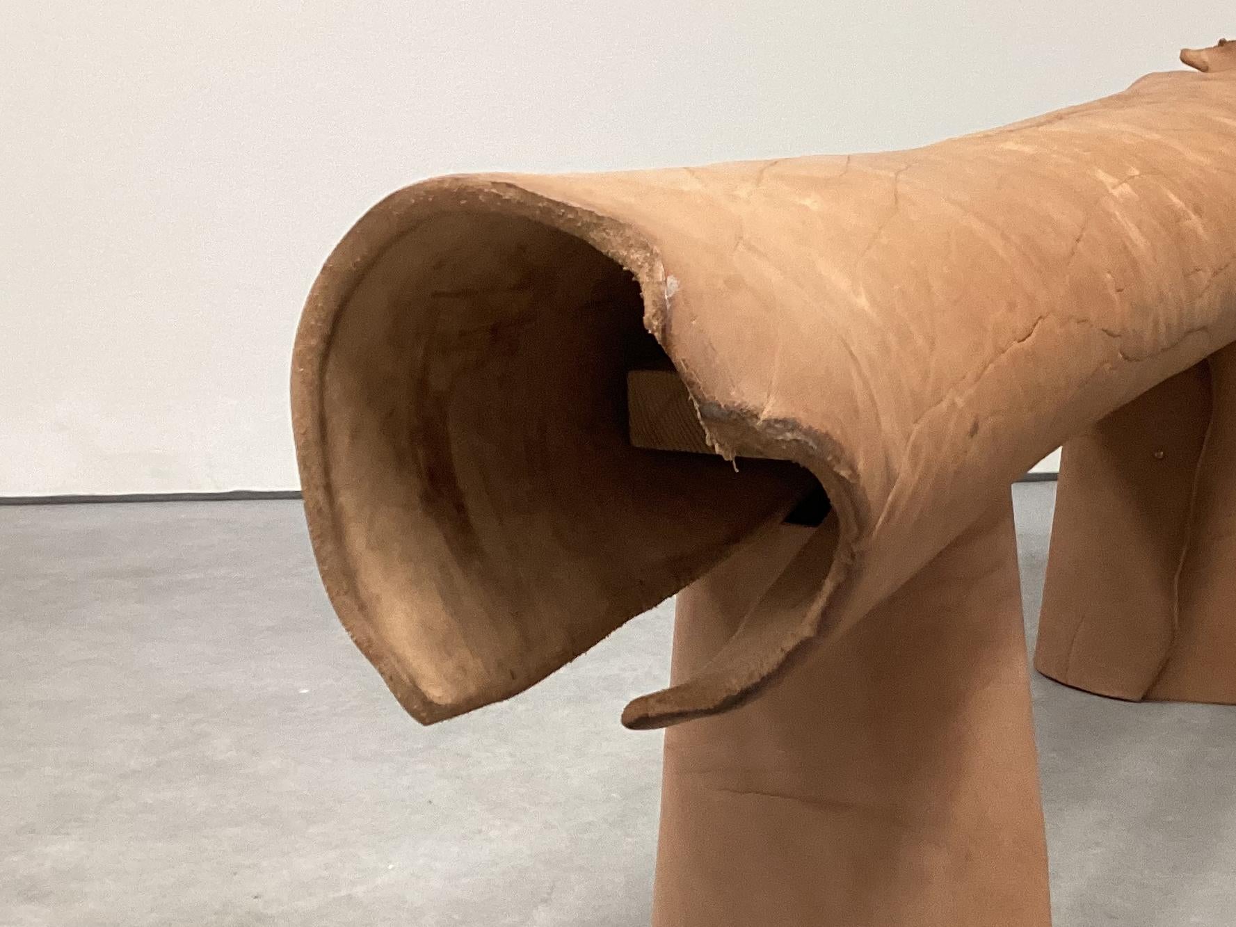 Banc contemporain en cuir de buffle de Sicile avec structure en bois de pin en vente 2