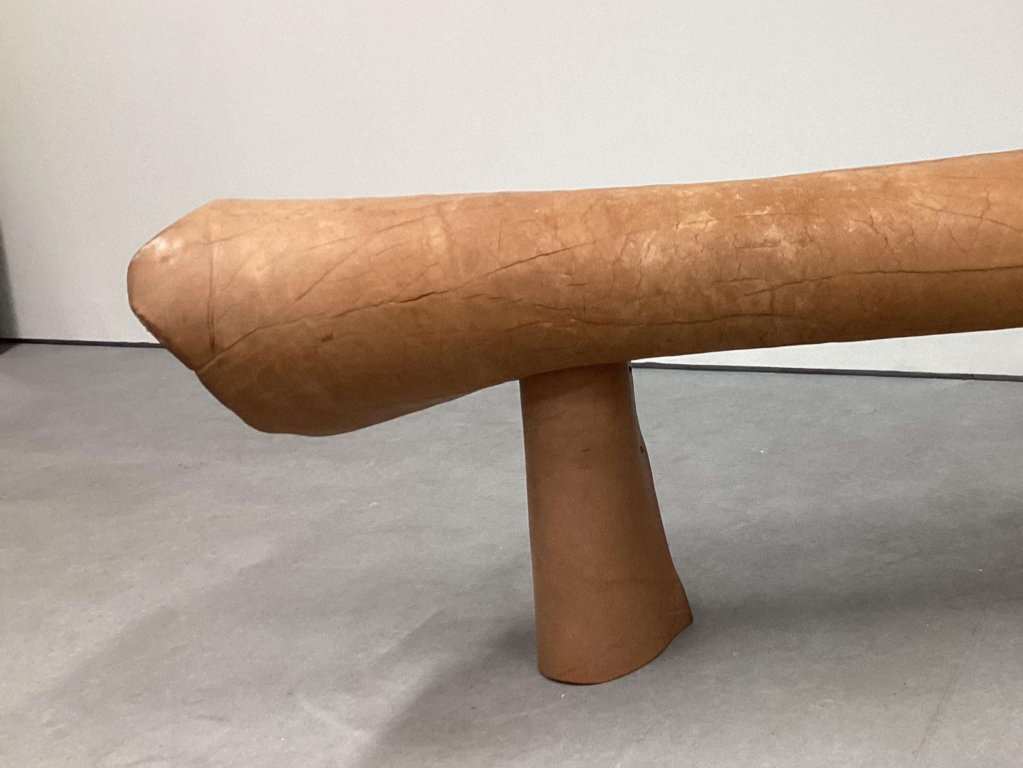 Banc contemporain en cuir de buffle de Sicile avec structure en bois de pin en vente 3