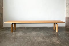 Banco contemporáneo "Underpass" de roble blanco y acero ennegrecido por Casey Lurie