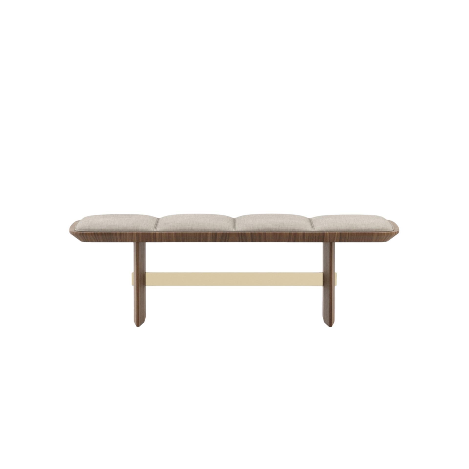 Este banco es un estudio de refinada sencillez, en el que un sólido armazón de madera se une a un flexible asiento de piel, ofreciendo comodidad y un toque de elegancia de mediados de siglo. Su diseño atemporal impregna cualquier espacio de calidez
