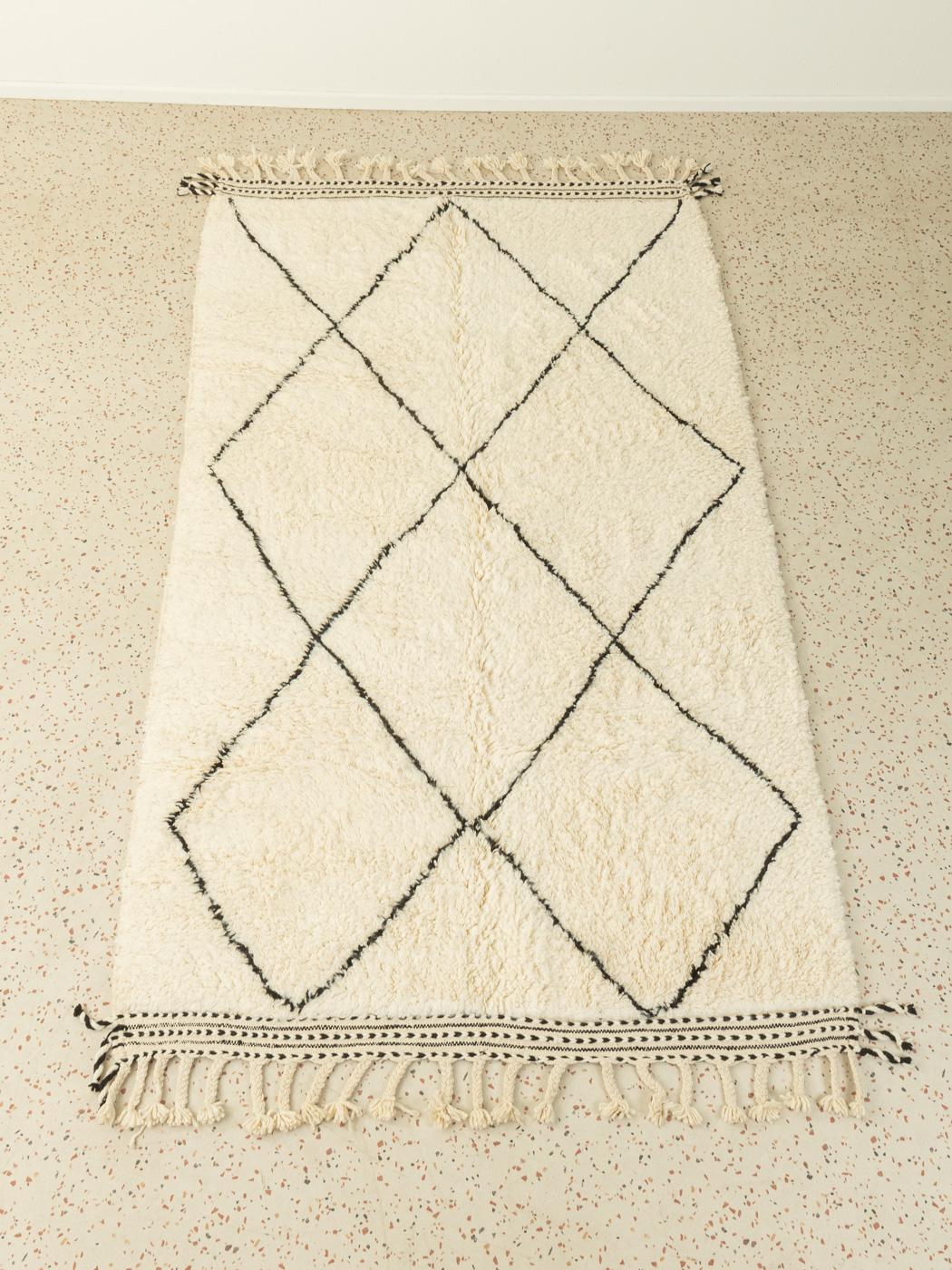Contemporary Beni Ourain Moroccan Berber Rug Creamy Withe Diamond Pattern In New Condition For Sale In Neuss, NW