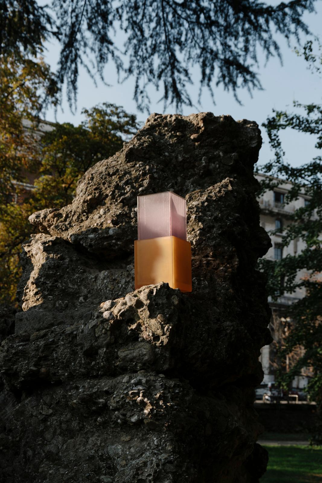Moderne Vase Berab contemporain en résine orange et verre lilas en vente