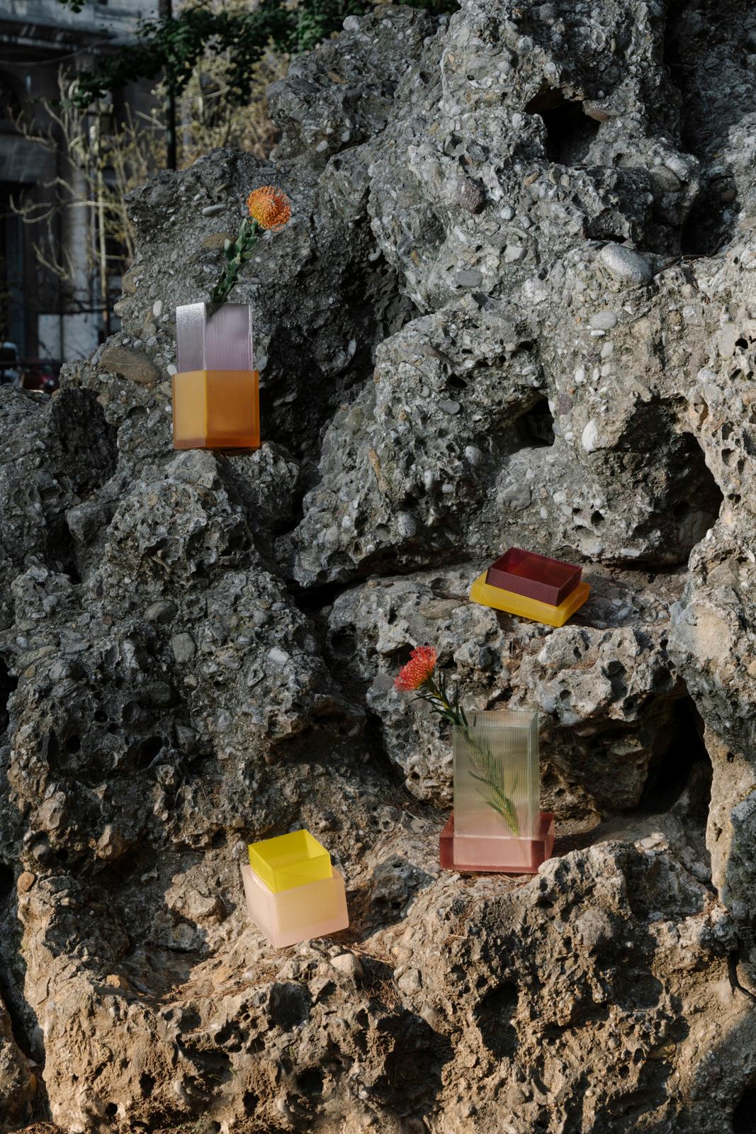 XXIe siècle et contemporain Vase Berab contemporain en résine orange et verre lilas en vente