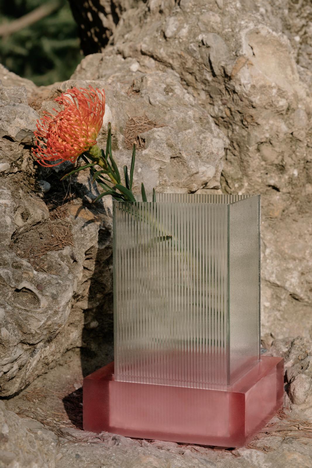 Zeitgenössische Berab-Vase aus rosa Harz und klarem Glas (Italienisch) im Angebot