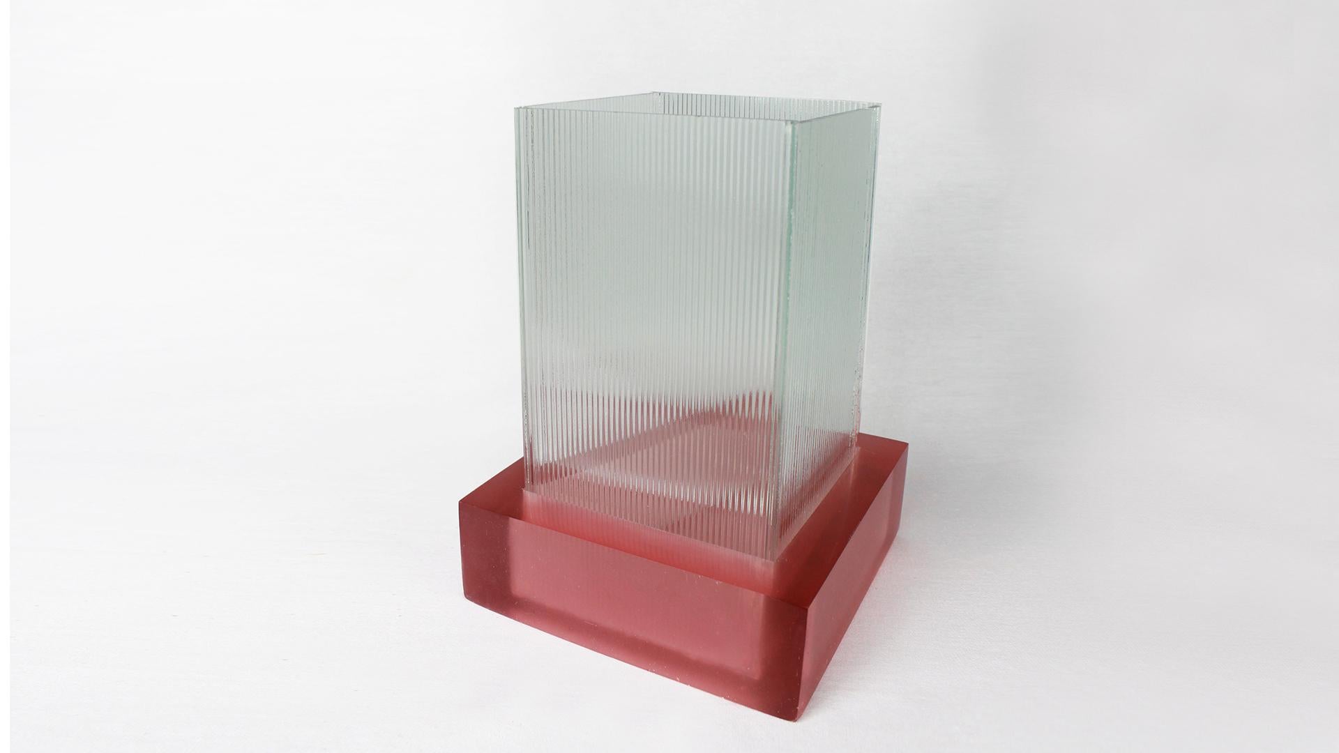 Vase Berab contemporain en résine rose et verre transparent