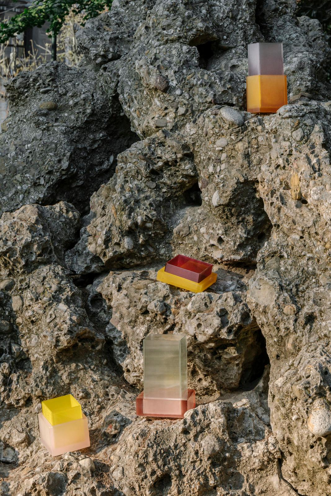 Zeitgenössische Berab-Vase aus gelbem Harz und pflaumenfarbenem Glas im Zustand „Neu“ im Angebot in London, GB