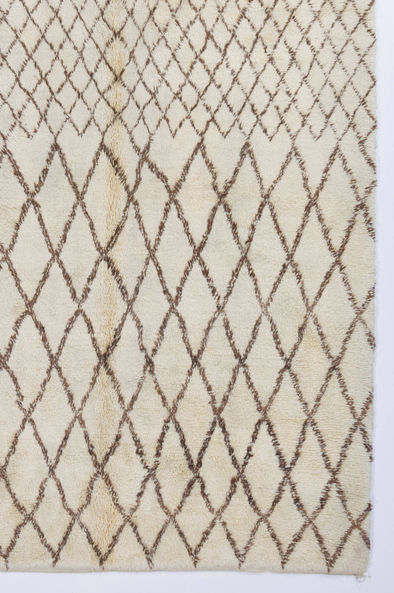 Ein moderner, handgefertigter marokkanischer Teppich mit dickem, weichem Flor aus natürlicher, ungefärbter elfenbeinfarbener/cremefarbener und brauner Wolle.
Sehr weich und bequem, ein Vergnügen, darauf zu gehen oder zu liegen. 
Der Teppich wird auf