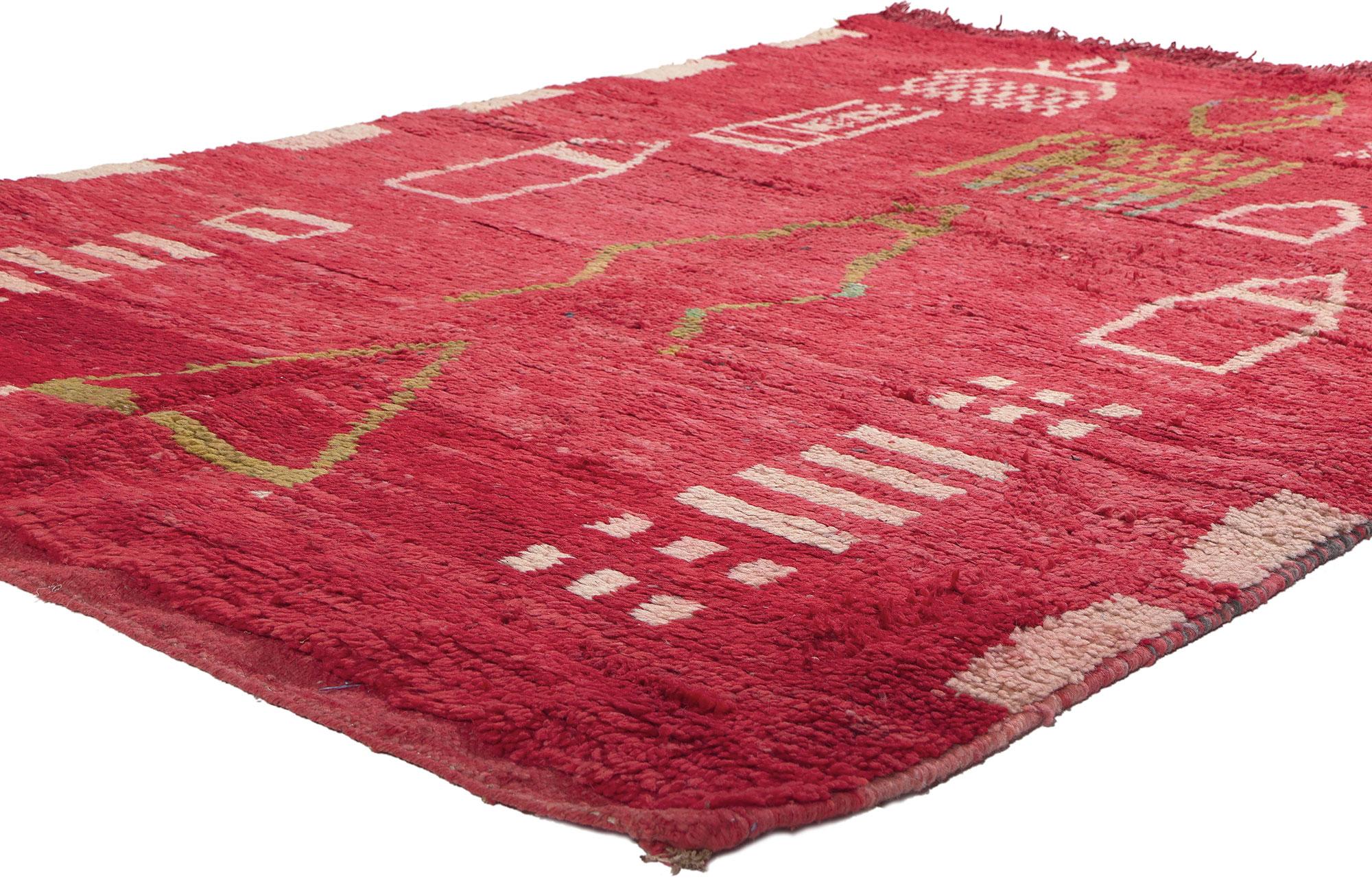 20265 Vintage Rot Boujad Marokkanischer Teppich, 05'03 x 07'08. Die Boujad-Teppiche stammen aus der pulsierenden Stadt Boujad in der Region Khouribga, einem historischen Wallfahrtsort und geschäftigen Handelszentrum an der Karawanenroute zwischen