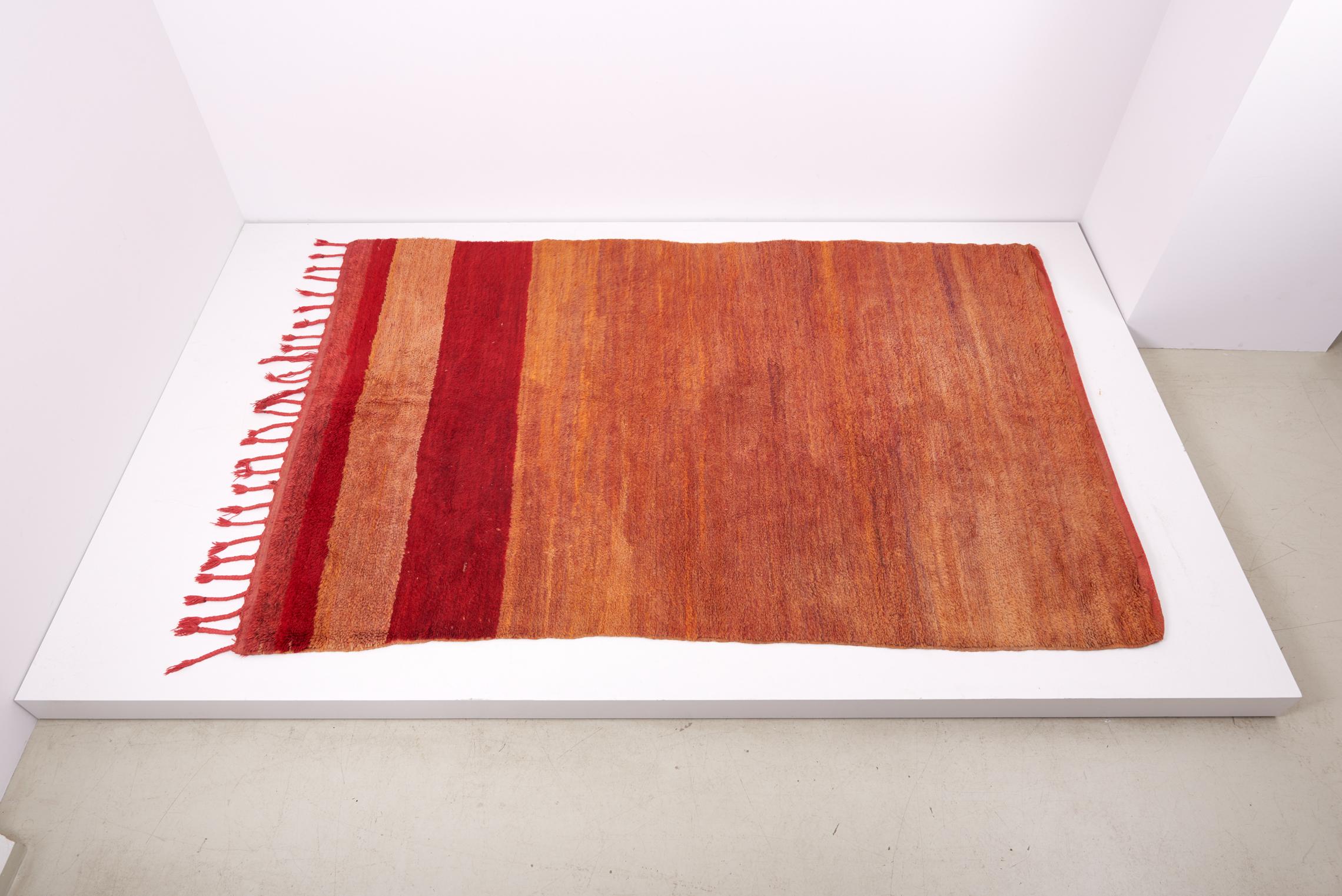 Contemporary Berber rug in wool, measures: 180 x 280 cm.