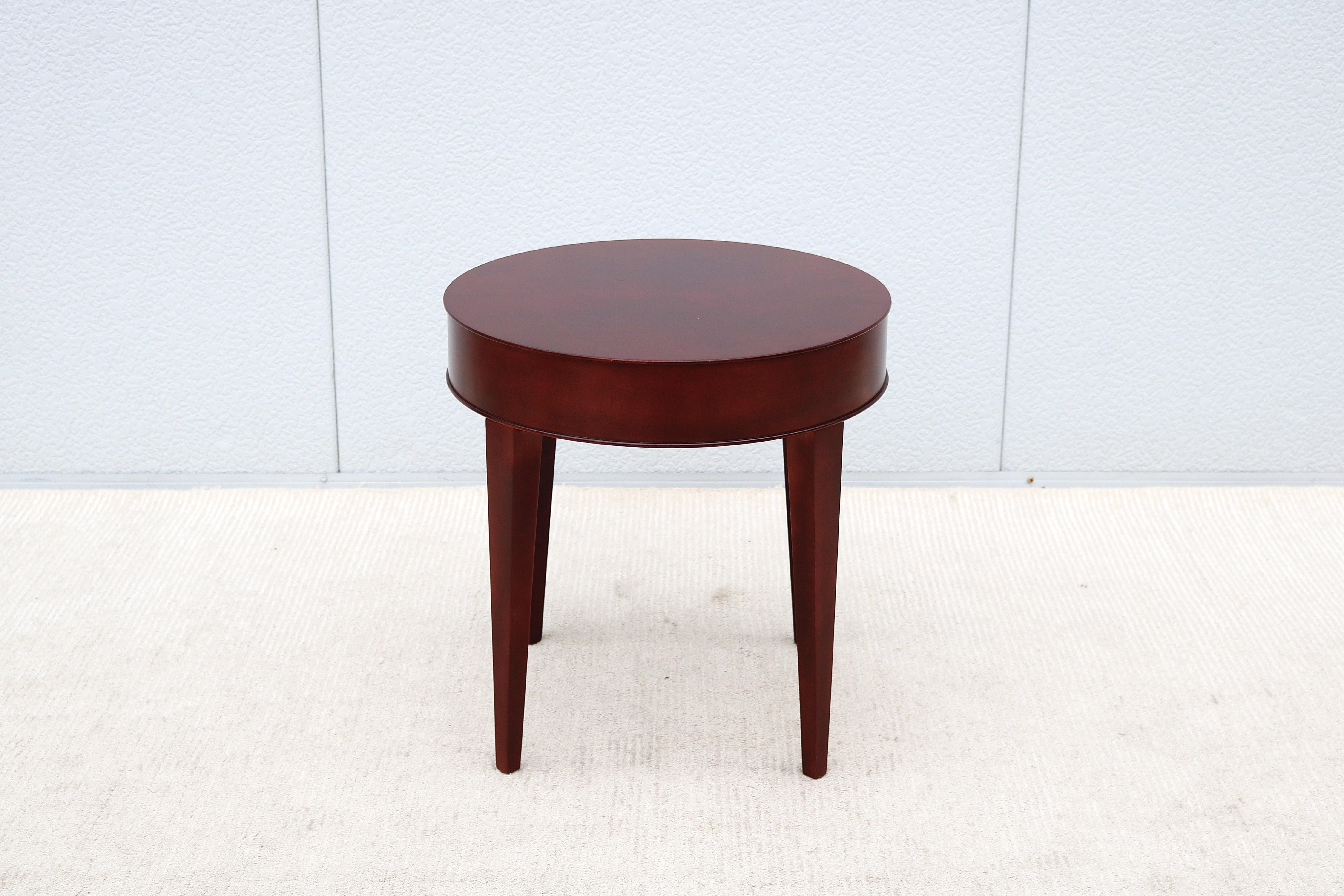 Fabelhafter runder Etage Beistelltisch/Lampentisch von Bernhardt Design.
Dieser prächtige Tisch verbindet den gewünschten Luxus mit der erforderlichen Funktionalität.
Er kann an verschiedenen Stellen eingesetzt werden, z. B. neben der Couch, im