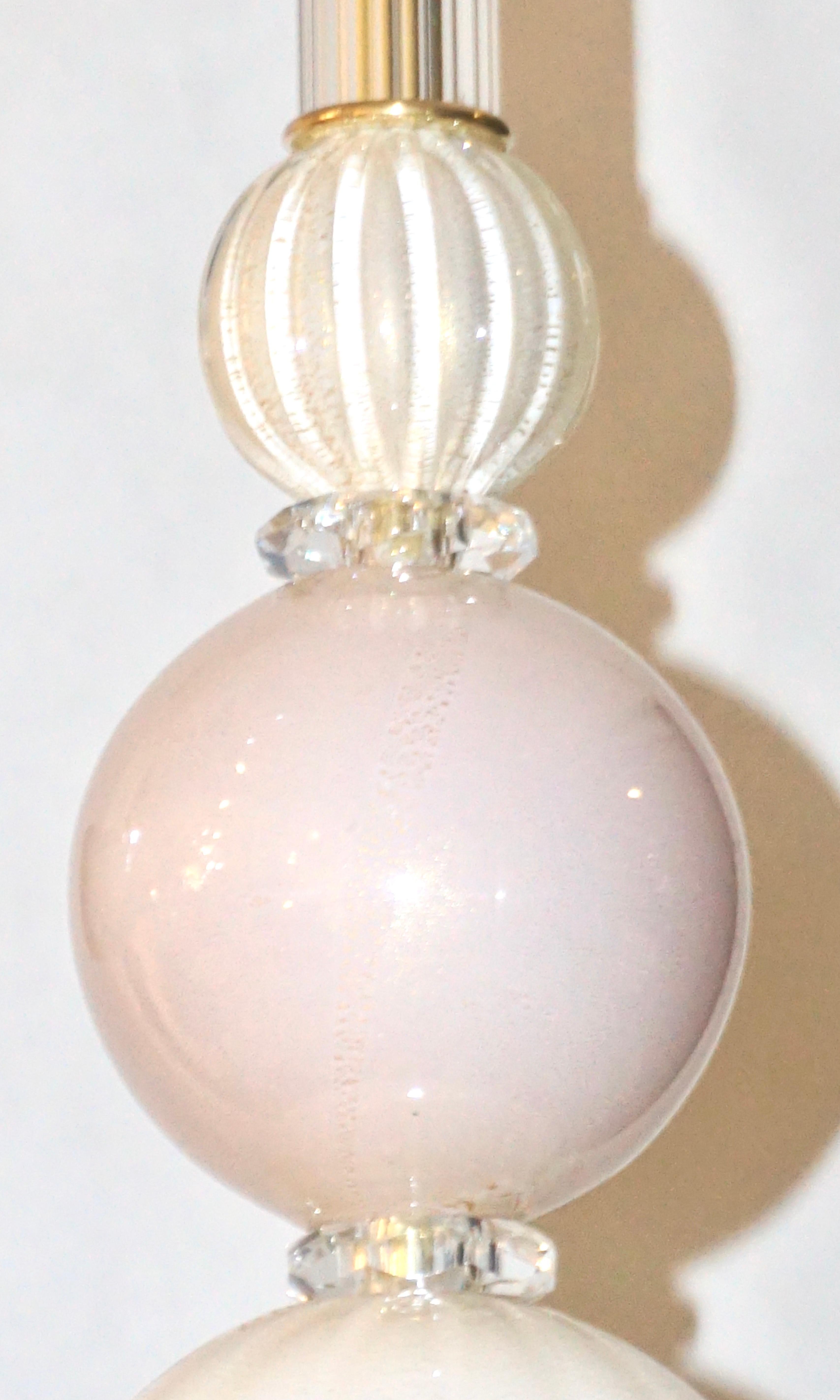 Lampe à suspension contemporaine italienne sur mesure en cristal de Murano et verre de Murano rose:: or et crème en vente 2