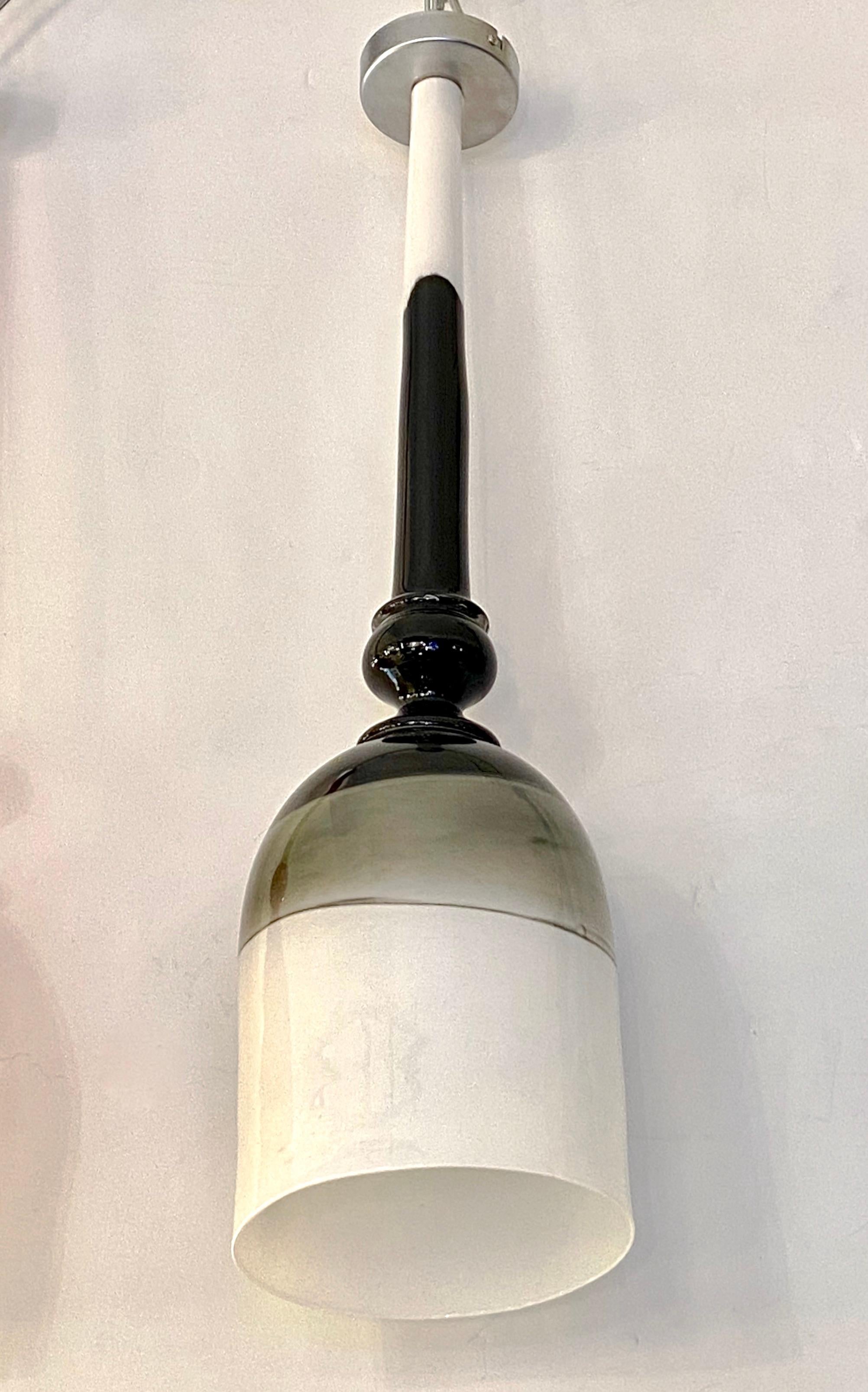 Zeitgenössische maßgeschneiderte italienische organische schwarz-weiß-graue Muranoglas-Pendelleuchte (Organische Moderne) im Angebot