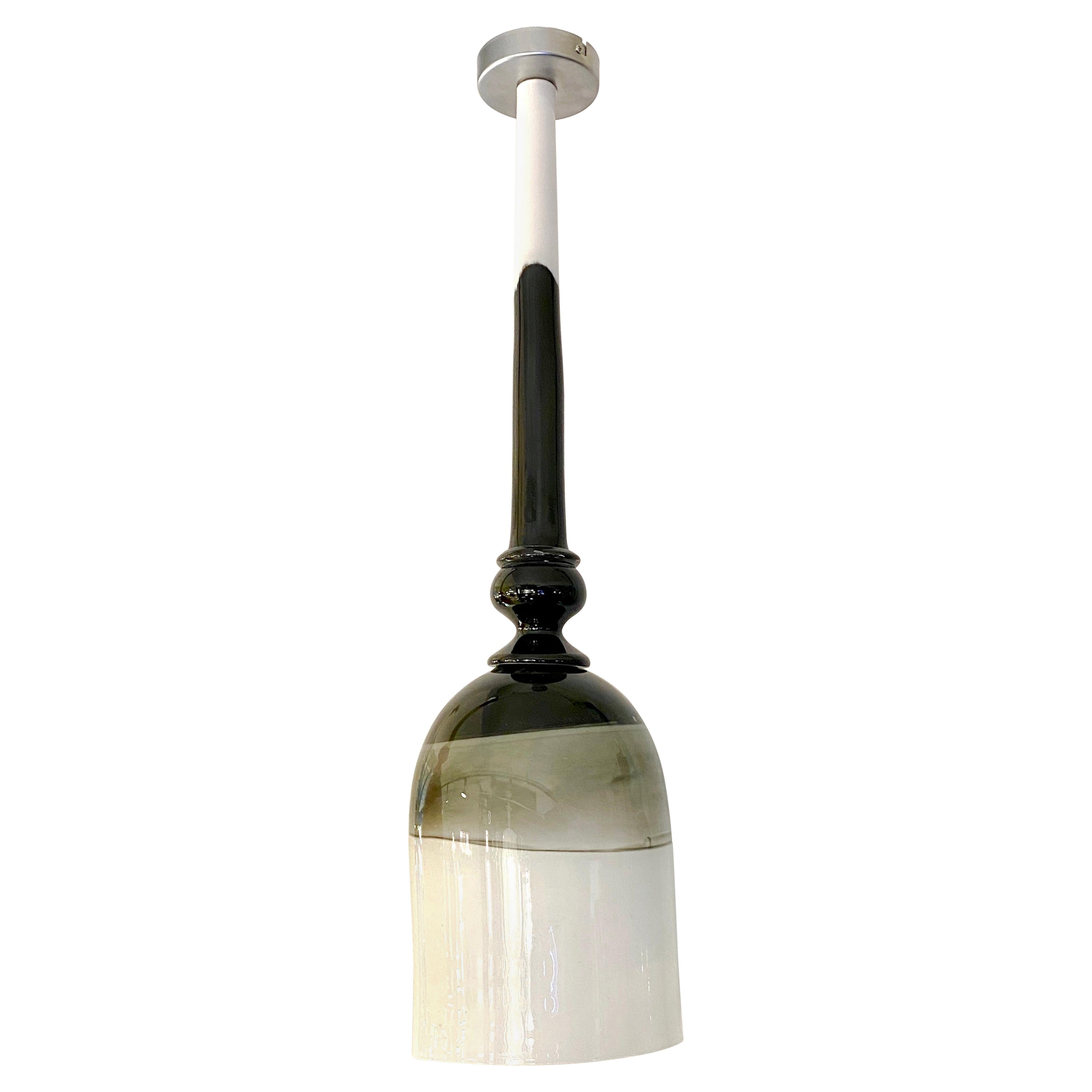 Lampada a sospensione contemporanea su misura in vetro di Murano, organica, bianca e grigia. in vendita