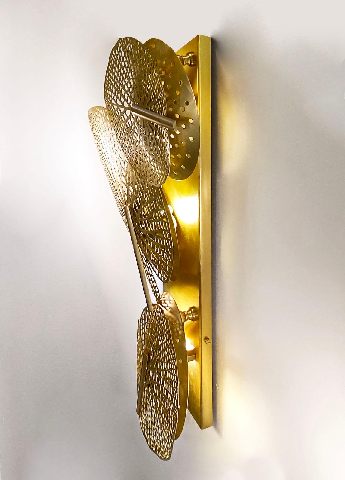 Wir geben Ihnen das Äußere, um es in Ihre Innenräume zu bringen! Die unterschiedlich großen Messingblätter dieser Wandleuchte im Art Deco Design stellen die Natur vor und sind ein einzigartiges Kunstwerk, das vollständig handgefertigt, graviert und