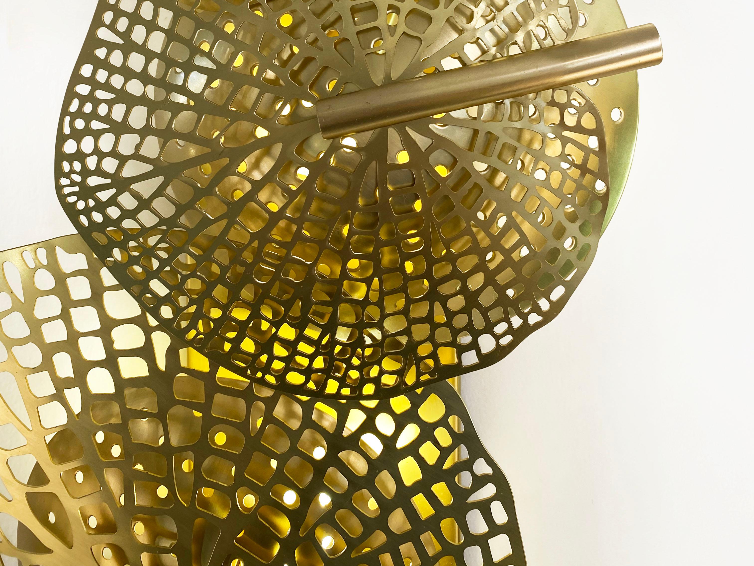 Contemporary Bespoke Organic Italian Art Design Perforated Brass Leaf Sconce im Angebot 1