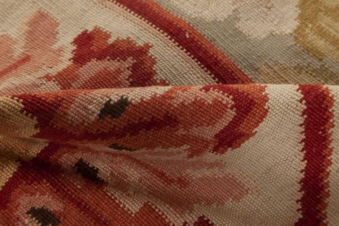 Handgefertigter Wollteppich in bessarabischem Design von Doris Leslie Blau.
Osteuropäische Teppichkunst versprüht einen skurrilen Charme, der eine Atmosphäre der Wärme und Gemütlichkeit in jede Art von Dekoration einbringt und dabei elegant und
