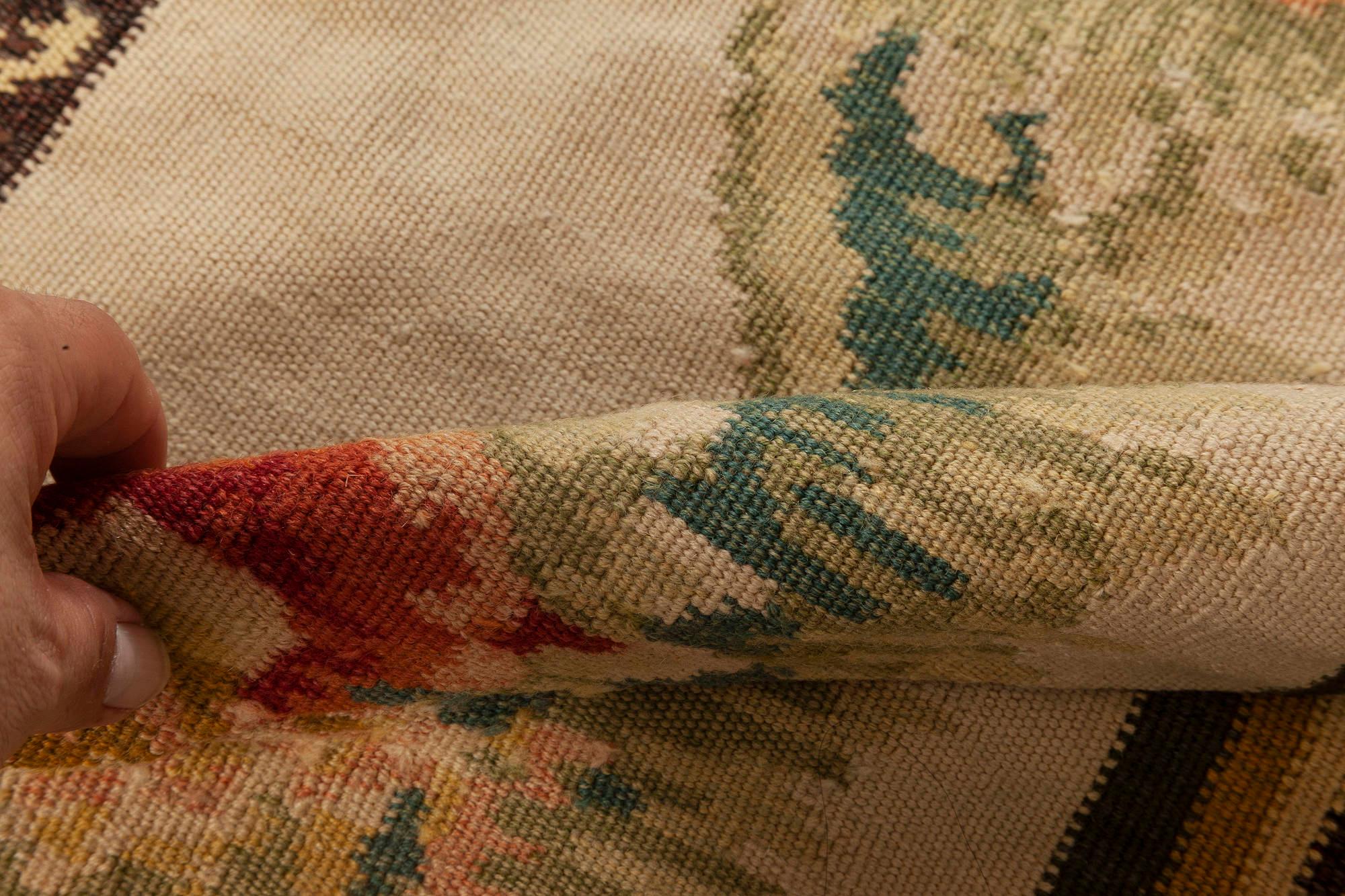 Tapis contemporain en laine de conception florale bessarabienne, fabriqué à la main par Doris Leslie Blau.
Taille : 7'10