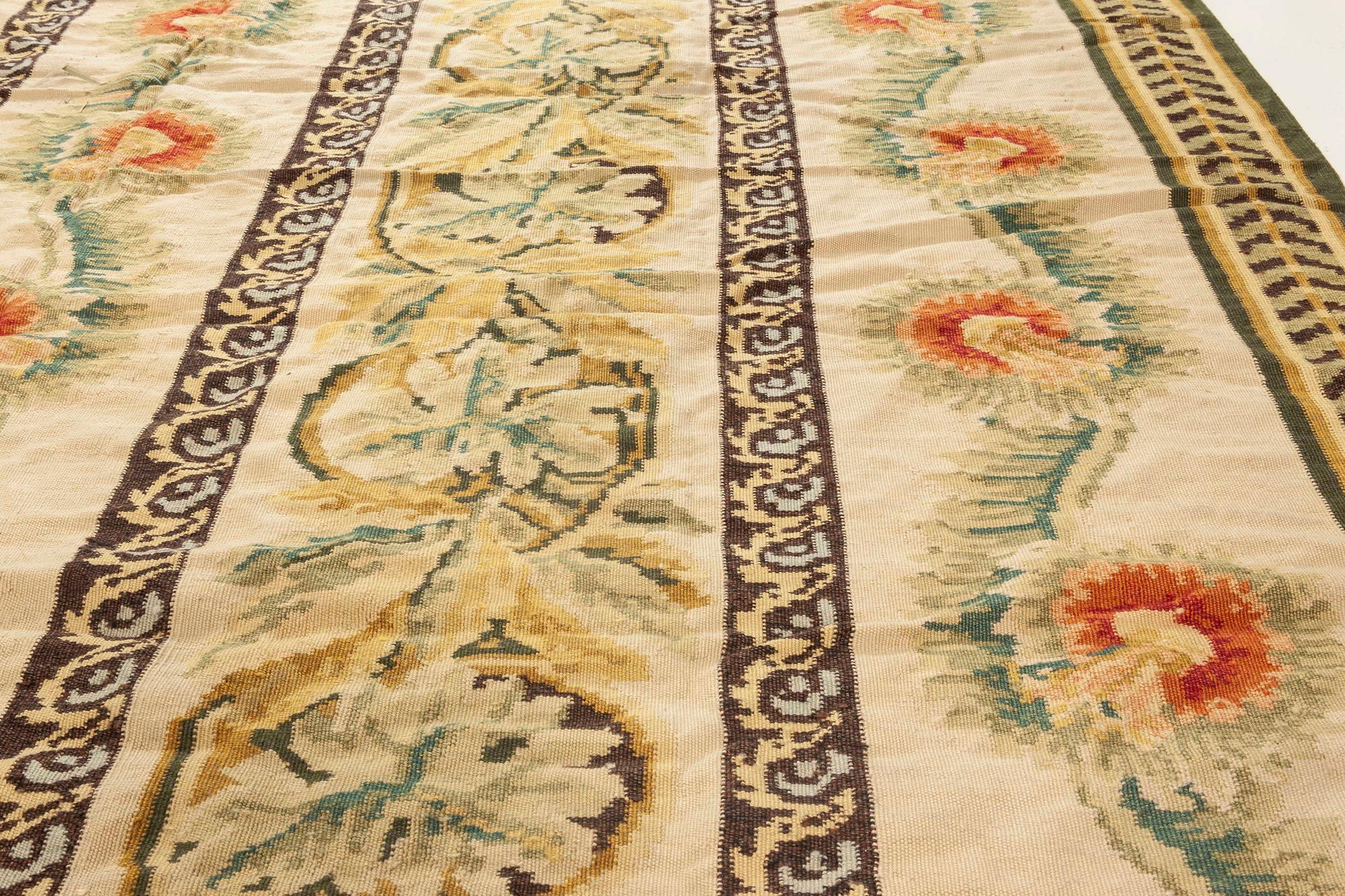 Noué à la main Tapis contemporain en laine Bessarabian à motifs floraux faits à la main par Doris Leslie Blau en vente