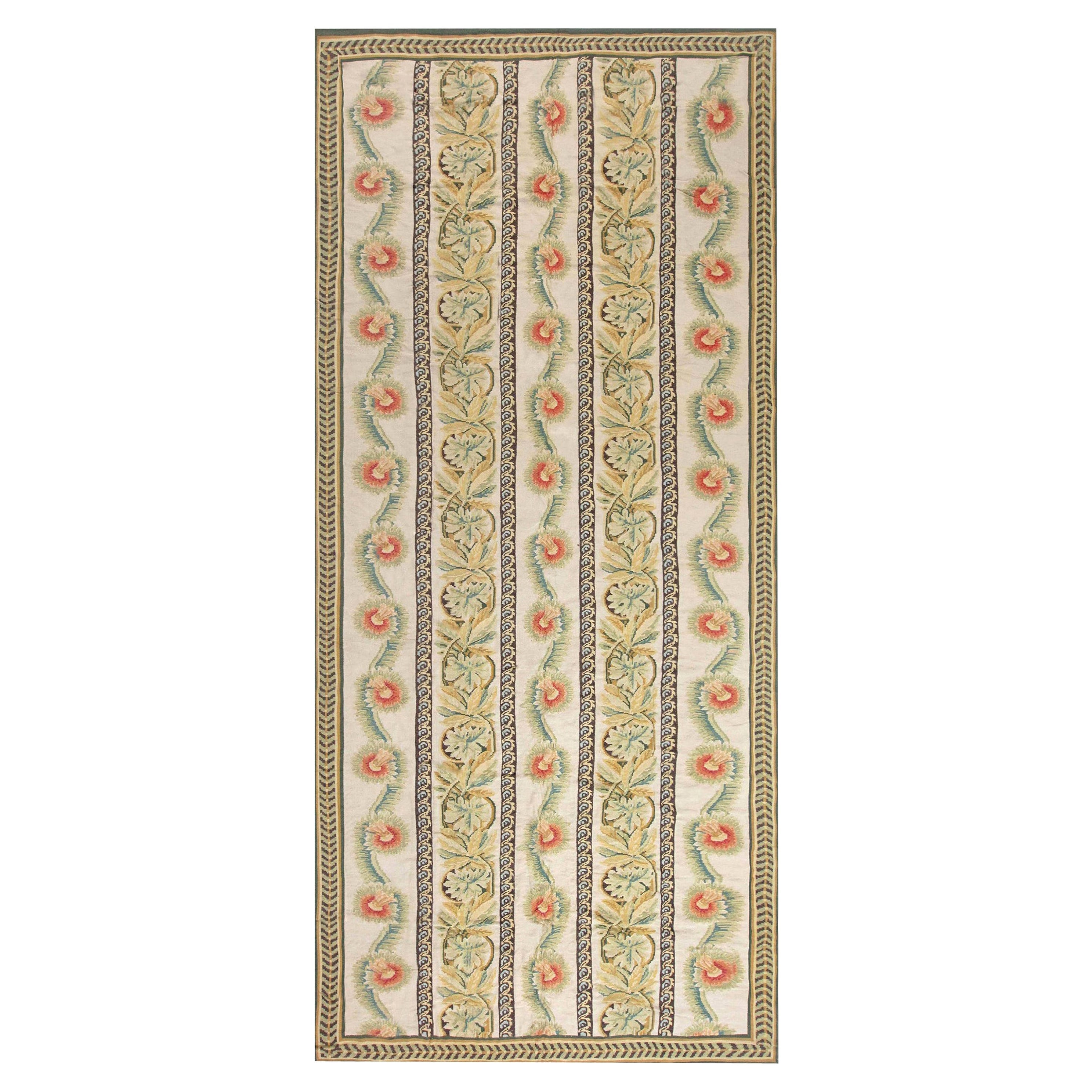 Tapis contemporain en laine Bessarabian à motifs floraux faits à la main par Doris Leslie Blau