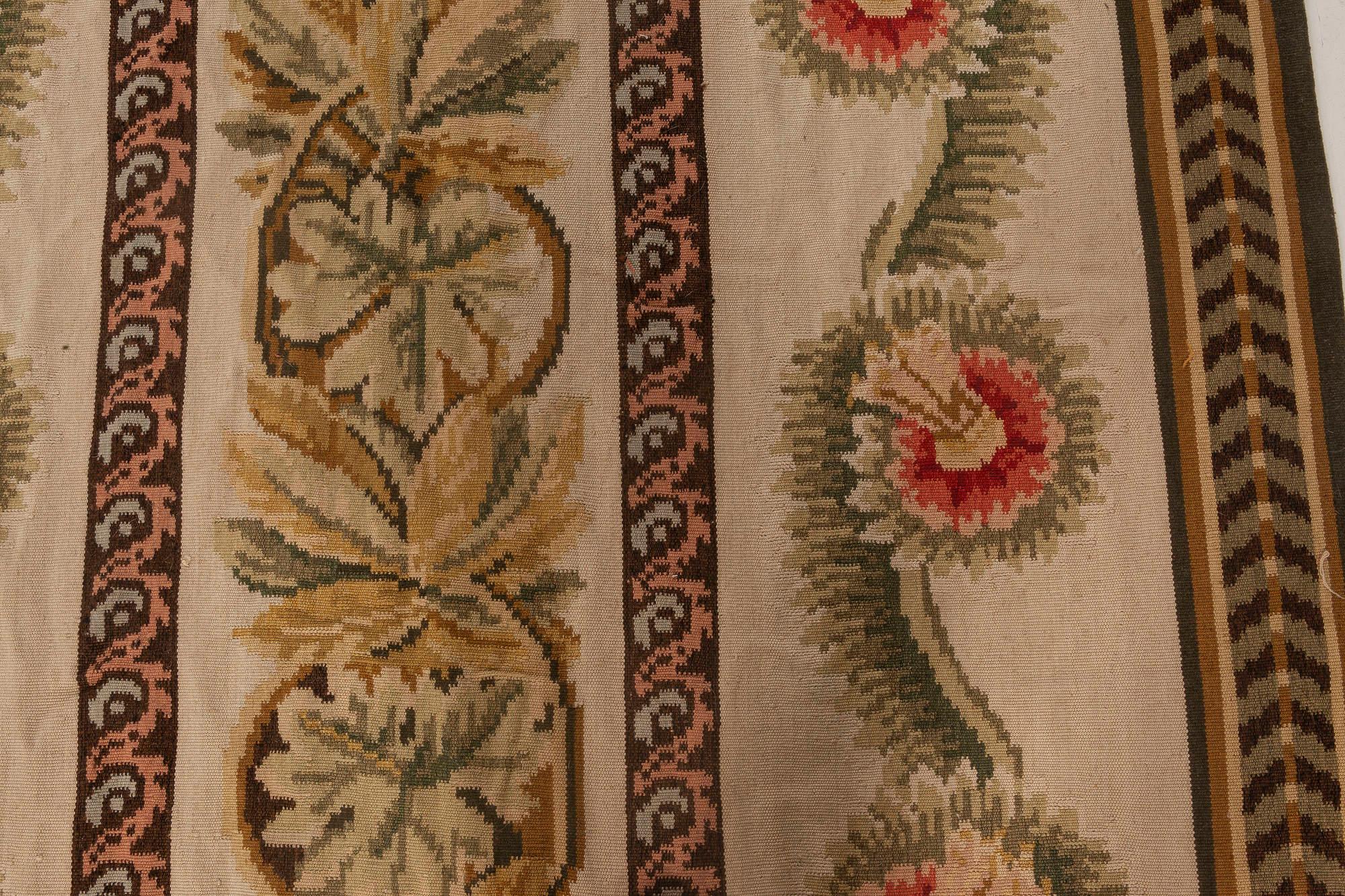 Tapis contemporain Bessarabie à motifs floraux bruns, verts, rouges et blancs en laine tissée à plat par Doris Leslie Blau.
Taille : 12'0
