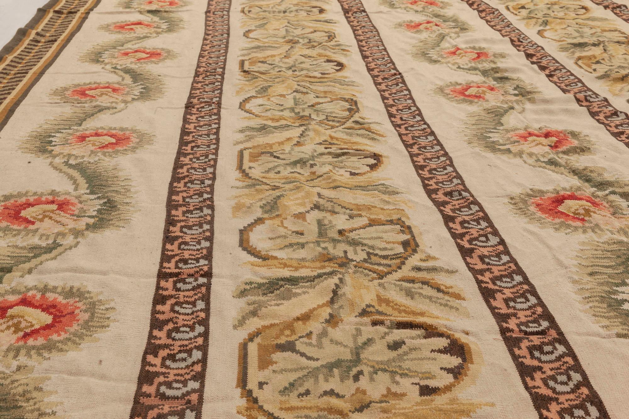 Chinois Tapis contemporain en laine Bessarabian à motifs floraux à tissage plat de Doris Leslie Blau en vente