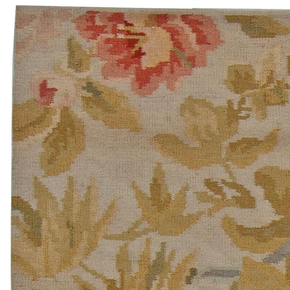 Alfombra contemporánea de lana tejida a mano con motivos florales de Besarabia por Doris Leslie Blau Tejido a mano en venta