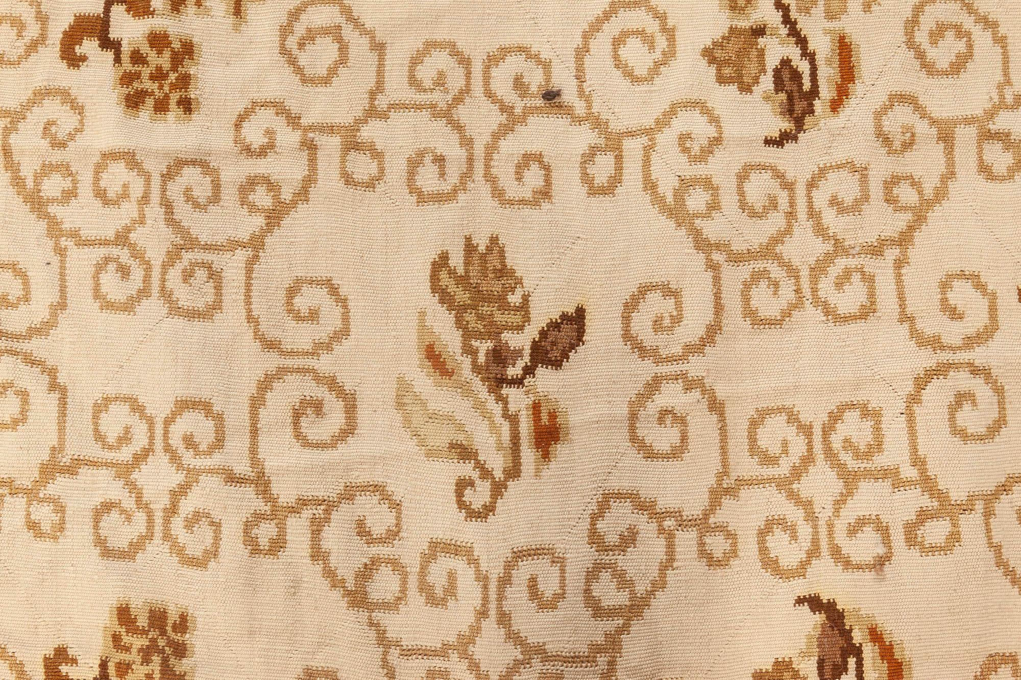 Zeitgenössischer weißer, beigefarbener, brauner Wollteppich im bessarabischen Stil von Doris Leslie Blau (Bessarabisch) im Angebot