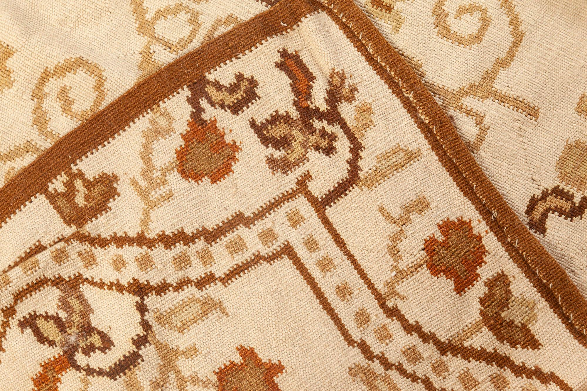 Zeitgenössischer weißer, beigefarbener, brauner Wollteppich im bessarabischen Stil von Doris Leslie Blau im Zustand „Neu“ im Angebot in New York, NY