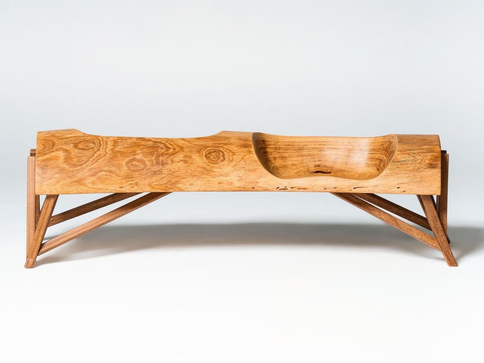Banco contemporáneo Betty & Barney de Paulo Alves, Brasil, 2023

El loveseat está hecho con troncos toscamente tallados y tiene patas inspiradas en las ramas de los árboles. 
Se llamó Betty & Barney en honor a una encantadora pareja de los dibujos