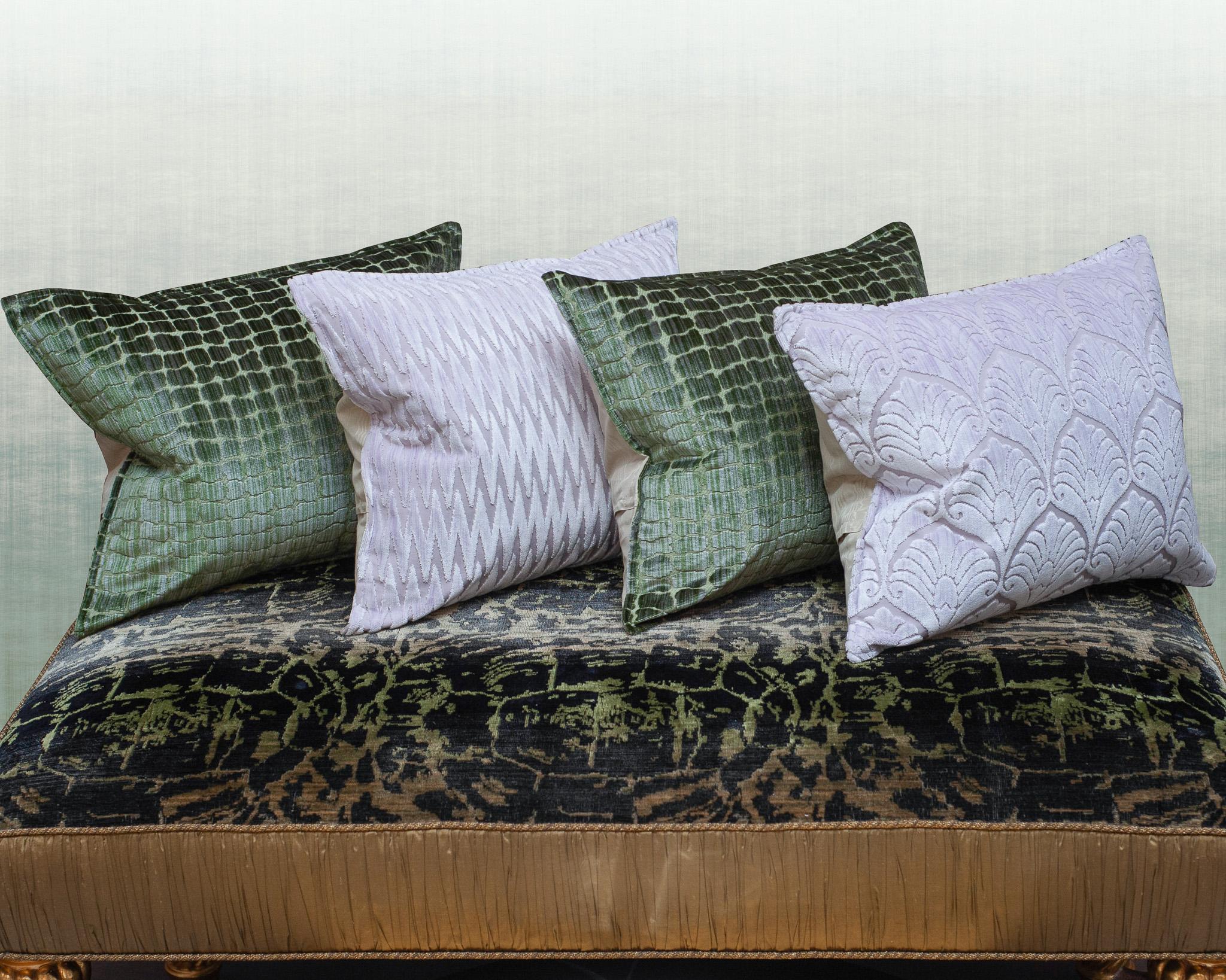 Contemporary Bevilacqua Green Silk Velvet Pillows In Crocodile Pattern (Seide) im Angebot