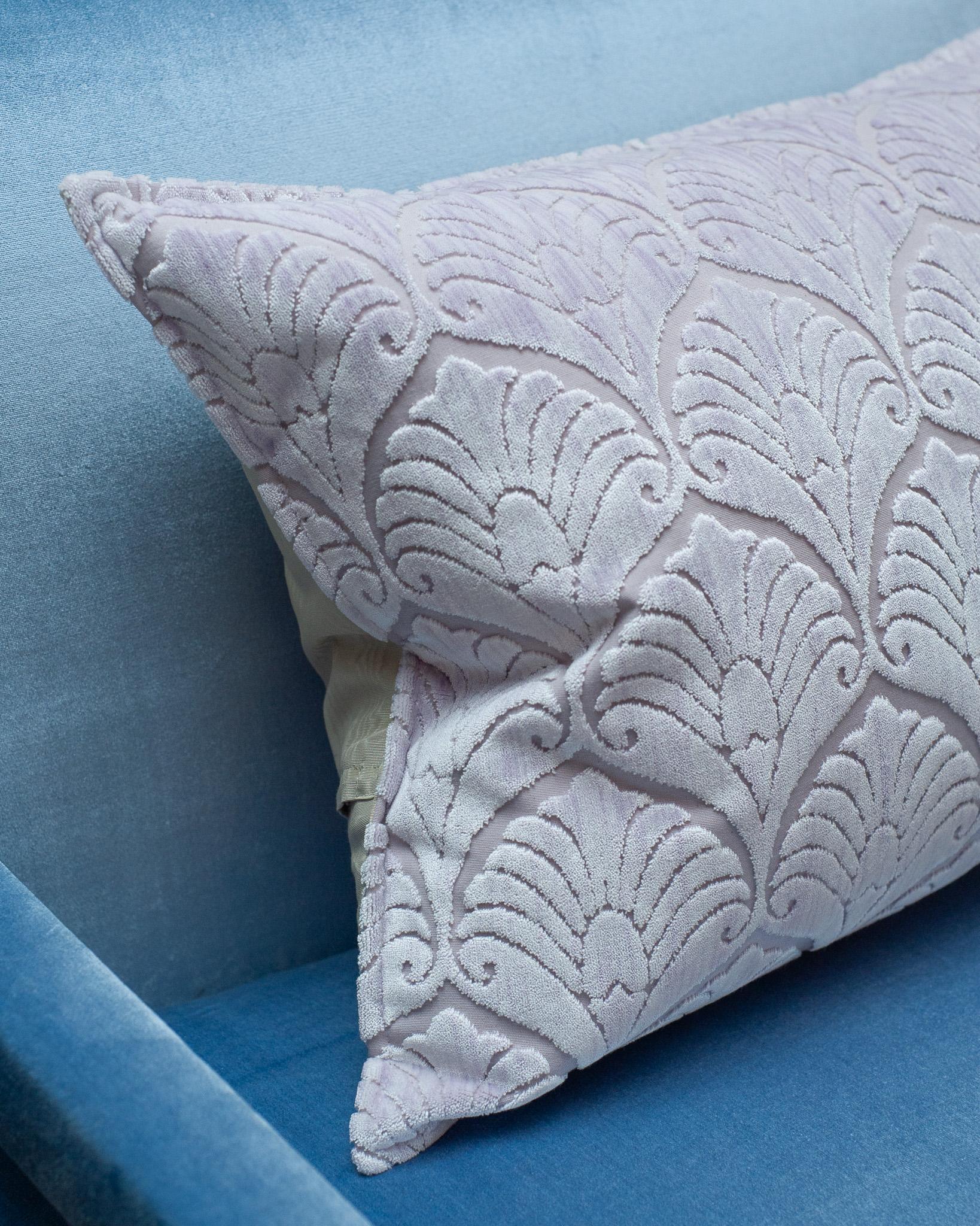 Oreiller contemporain en velours de soie lilas de Bevilacqua à motif Palmya Neuf - En vente à Toronto, ON
