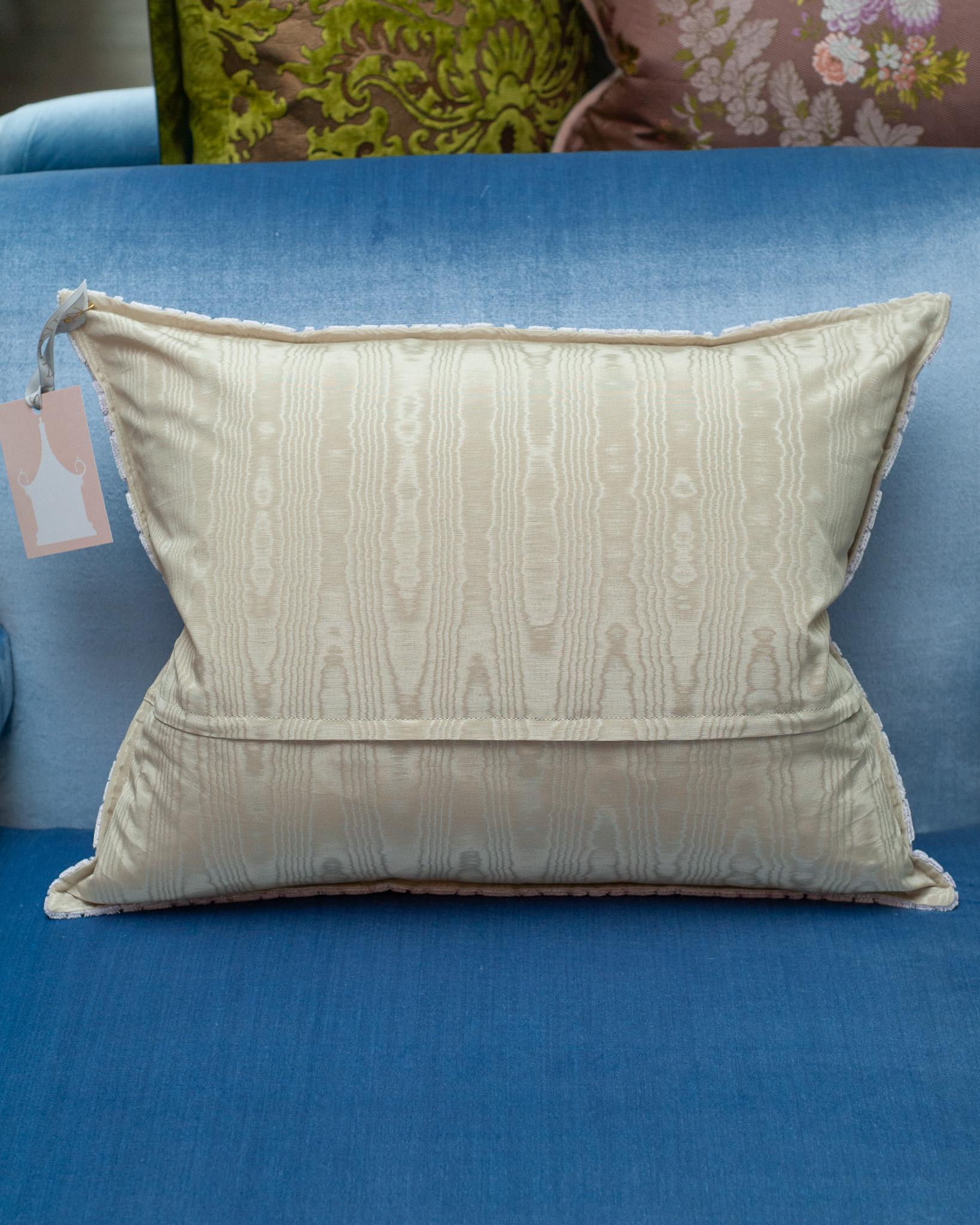 XXIe siècle et contemporain Oreiller contemporain en velours de soie lilas de Bevilacqua à motif Palmya en vente