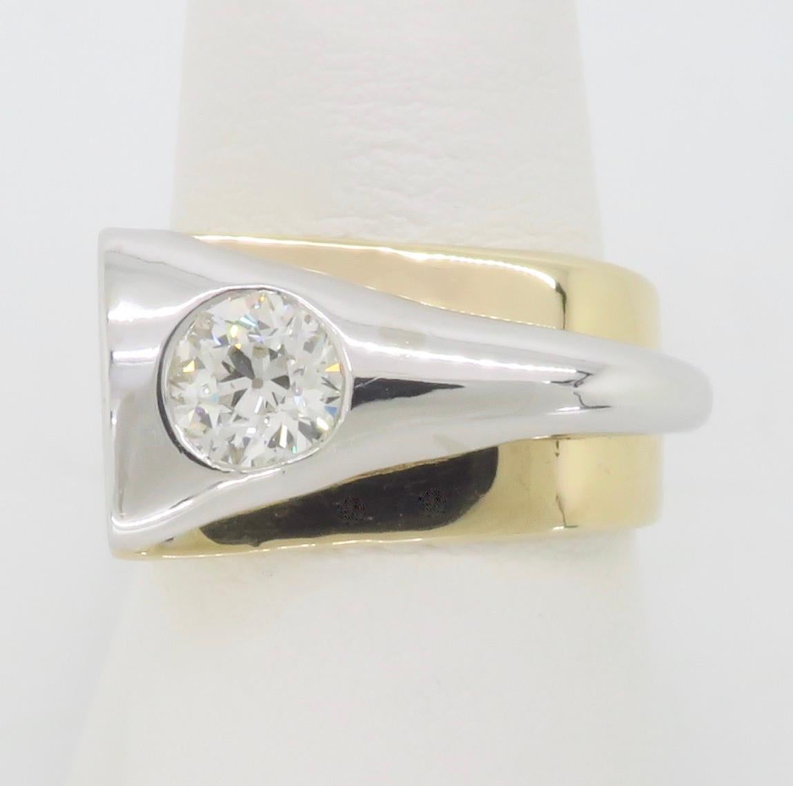 Maßgefertigter Diamantring im zeitgenössischen Design aus zweifarbigem 14-karätigem Weiß- und Gelbgold. 

Diamant Karat Gewicht: .65CT
Diamant-Schliff: Alter europäischer Schliff 
Diamant-Farbe: J
Diamant Reinheit: SI1
Metall: 14k Gelb- und Weißgold
