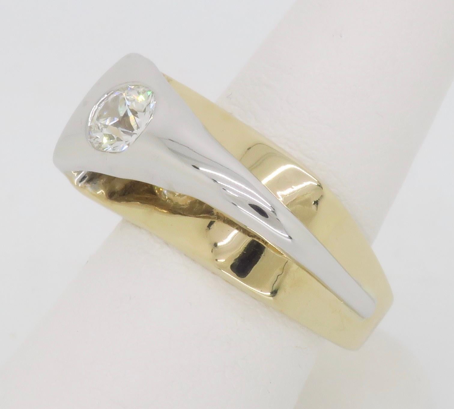 Contemporary Bezel Set Two-Tone Diamond Ring im Zustand „Hervorragend“ in Webster, NY