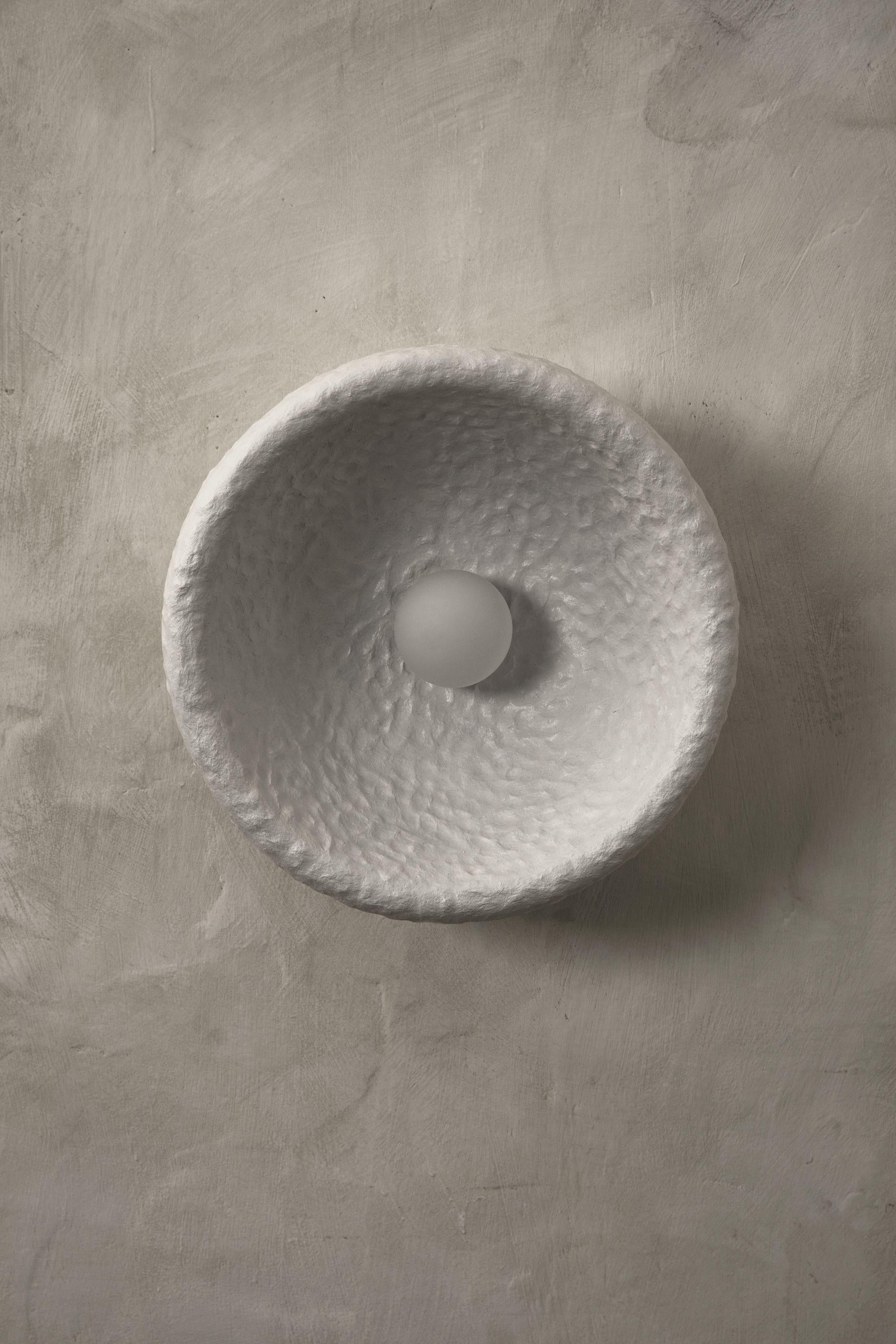 Grande applique contemporaine de FAINA
Design : Victoriya Yakusha
Matériaux : Le matériau ZTISTA, un mélange d'acier recyclé, de caoutchouc de lin, de copeaux de bois, de cellulose et d'argile, le tout recouvert d'un biopolymère.
Dimensions : 500