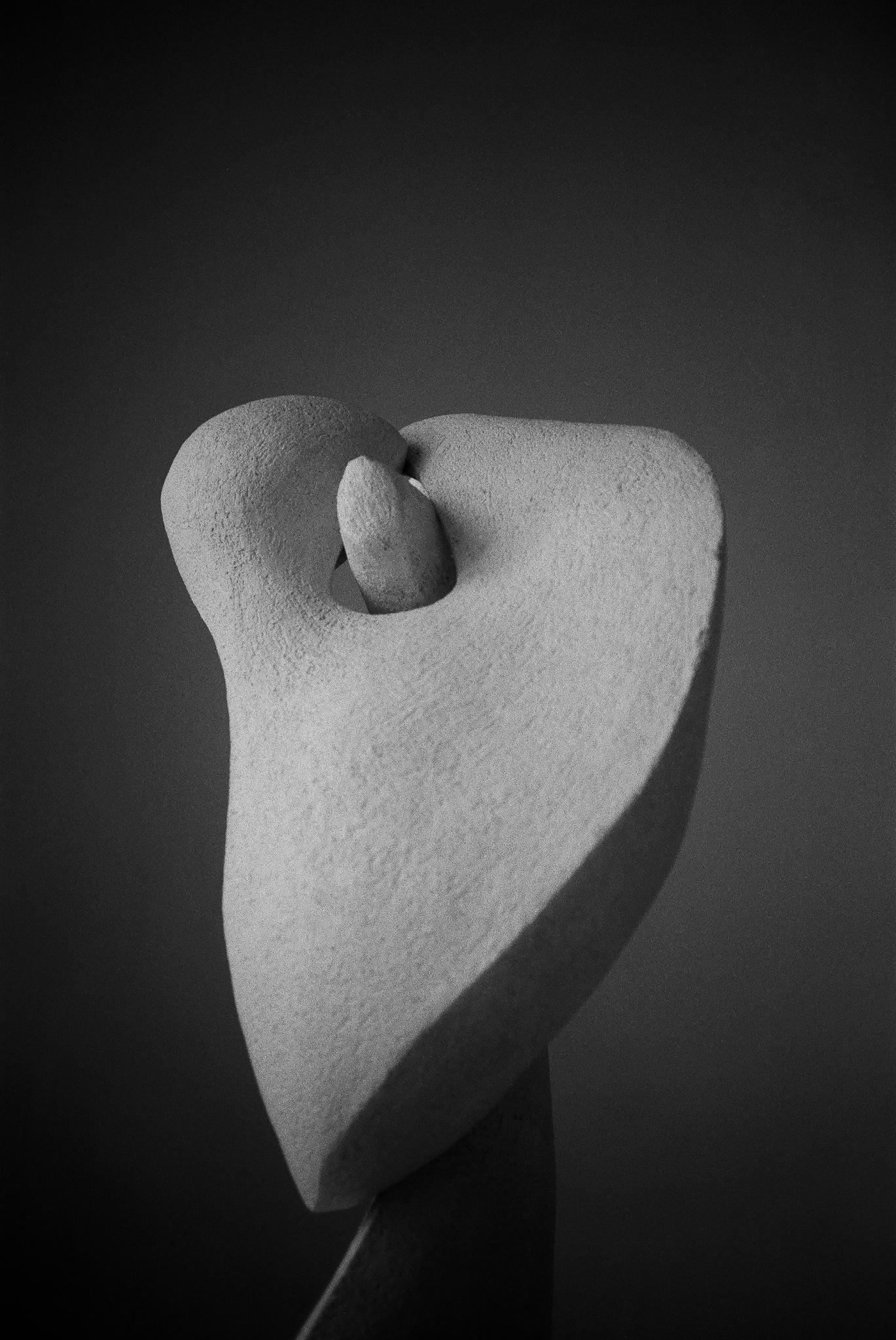 Contemporary White Ceramic Sculpture in organischer Calla Lily Form im Angebot 1
