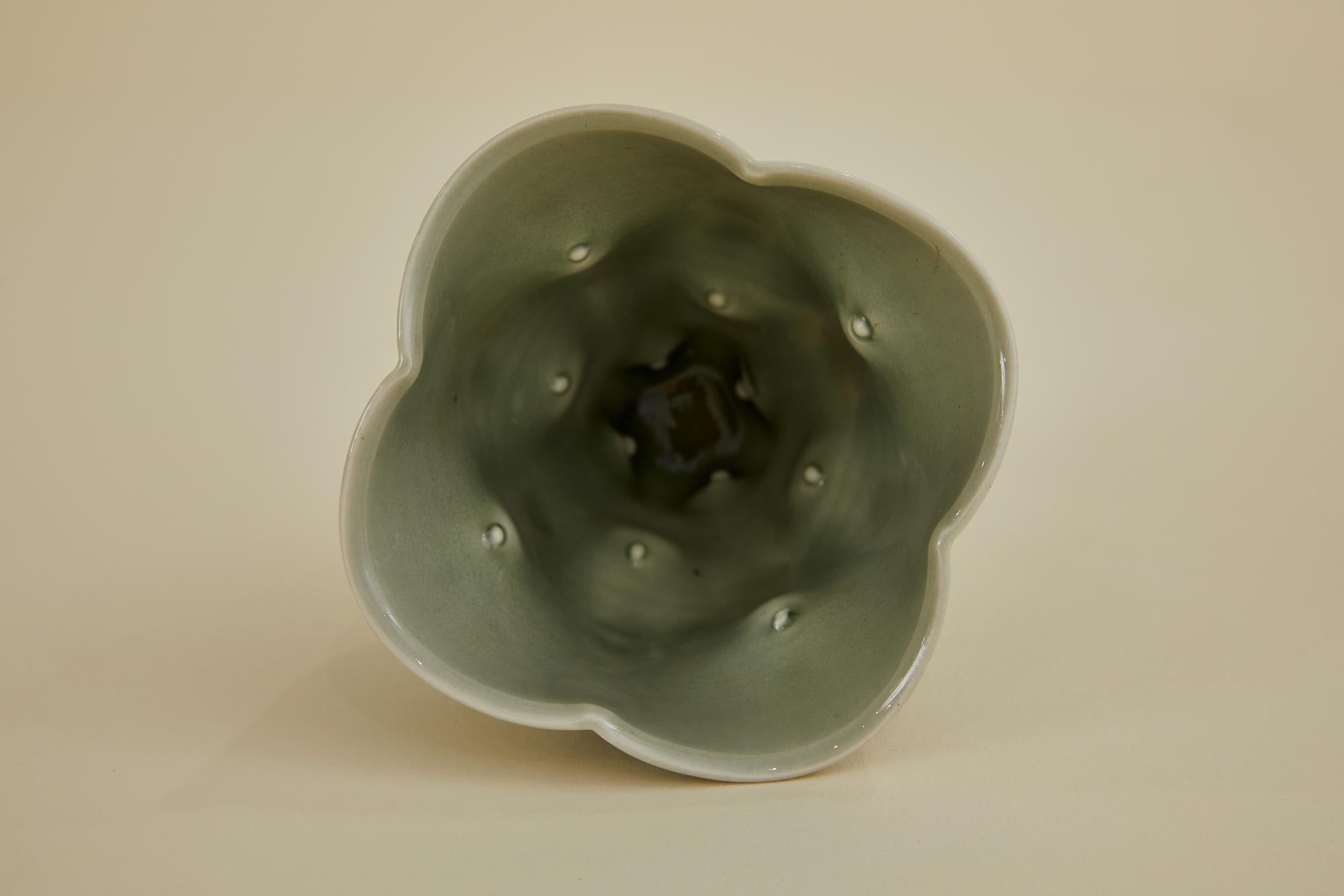 Se trata de un recipiente único de cerámica contemporánea de origen desconocido. Puede utilizarse como vaso perfecto para beber junto a la cama o como recipiente decorativo para los artículos de aseo del cuarto de baño. Su forma amorfa única
