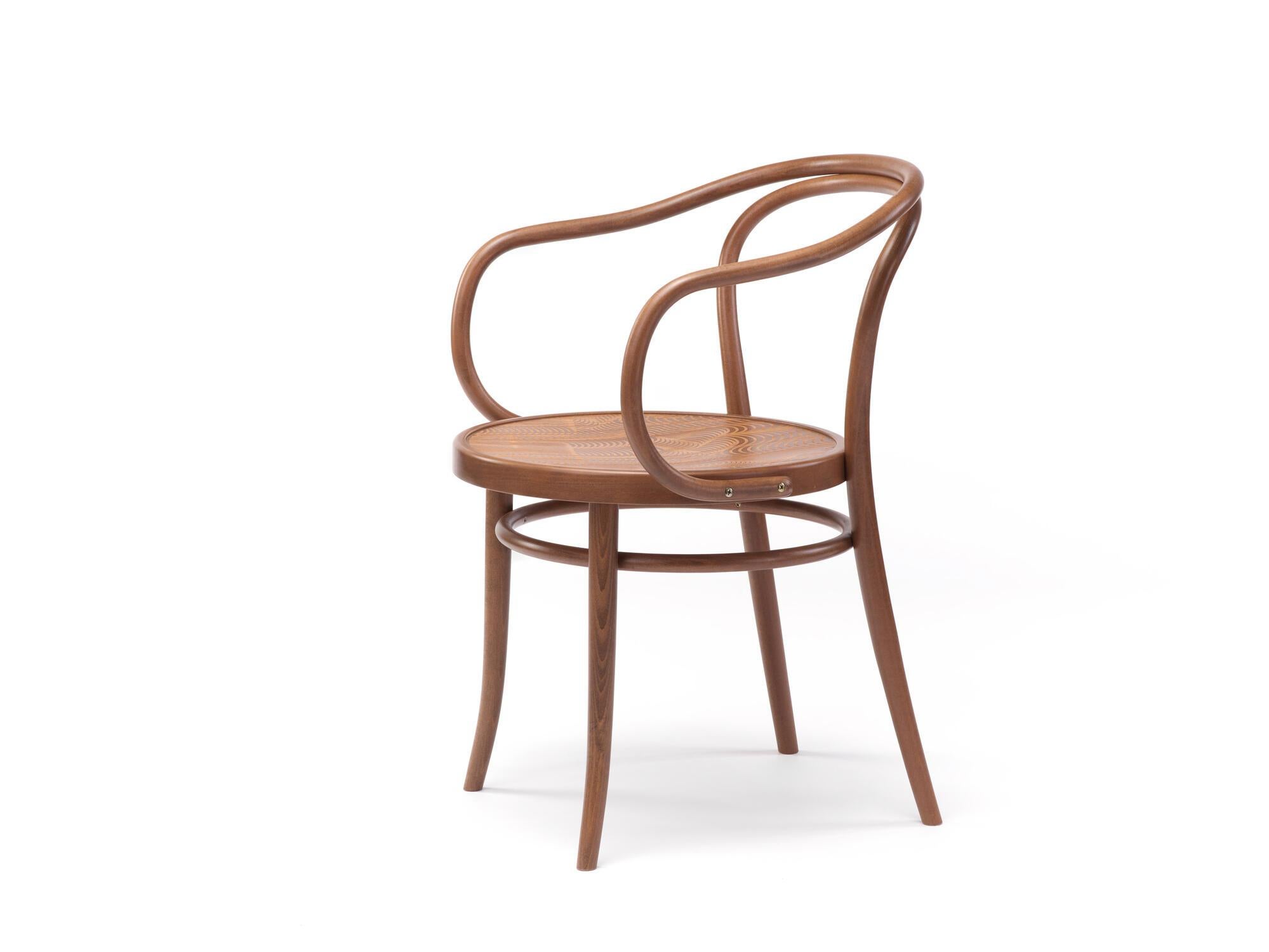 Fauteuil n° 30
Chaise de bistrot iconique conçue par Michael Thonet en 1869, aujourd'hui produite dans la même manufacture en République tchèque par TON. 

Bois : hêtre massif 
Nature : lumière naturelle 
Assise : bois simple 

--
La chaise no. 30