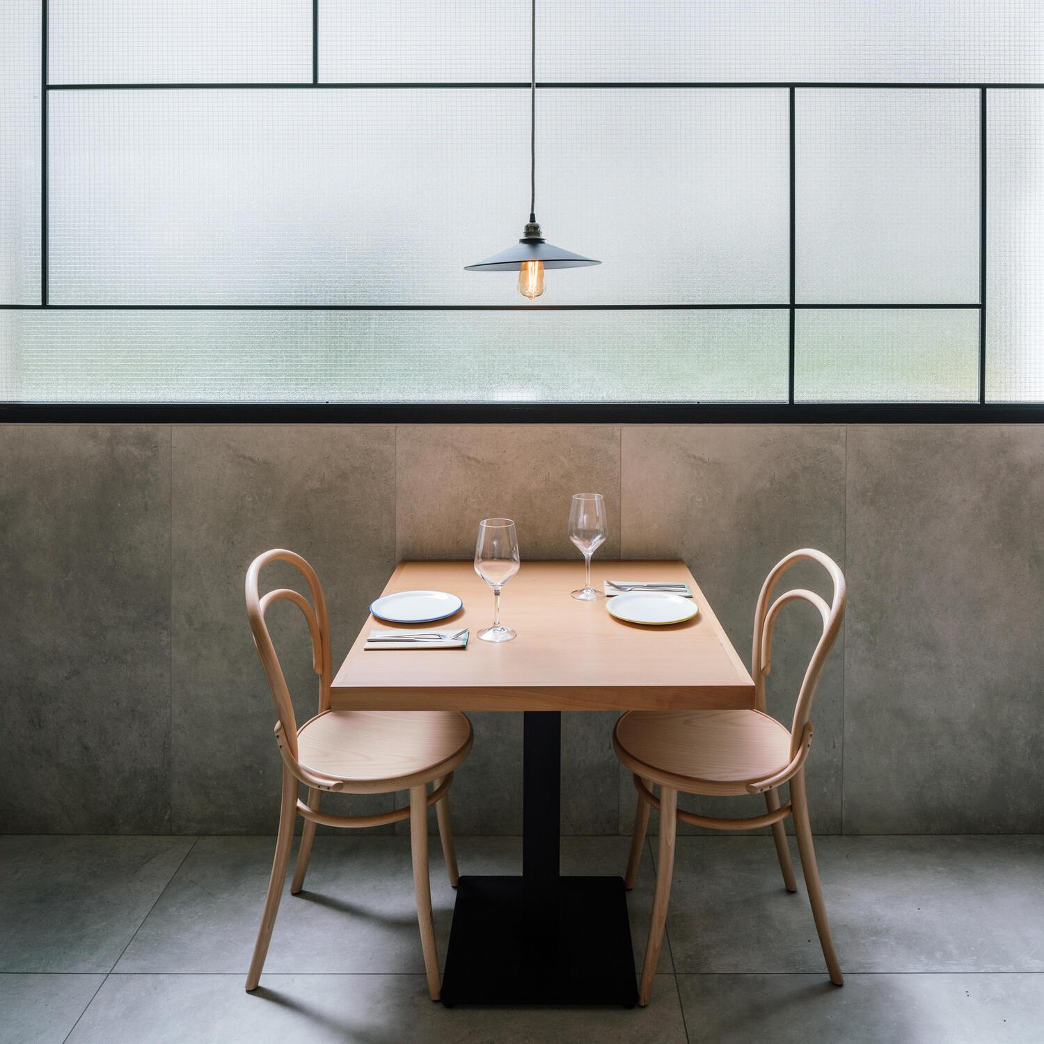 Zeitgenössischer Bistrostuhl Nr. 14 von TON, Leuchte aus Buche im Zustand „Neu“ im Angebot in Paris, FR