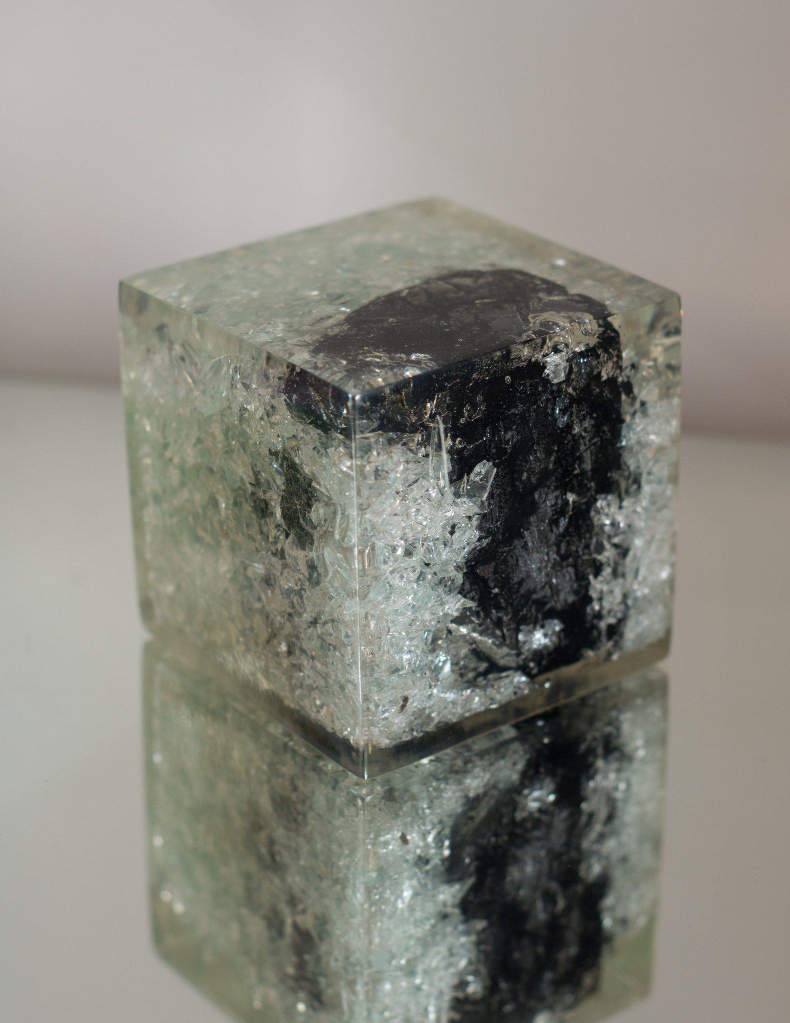 This contemporary black and grey poured resin cube is ideal for displaying one of our unique Masion Nurita accessories.